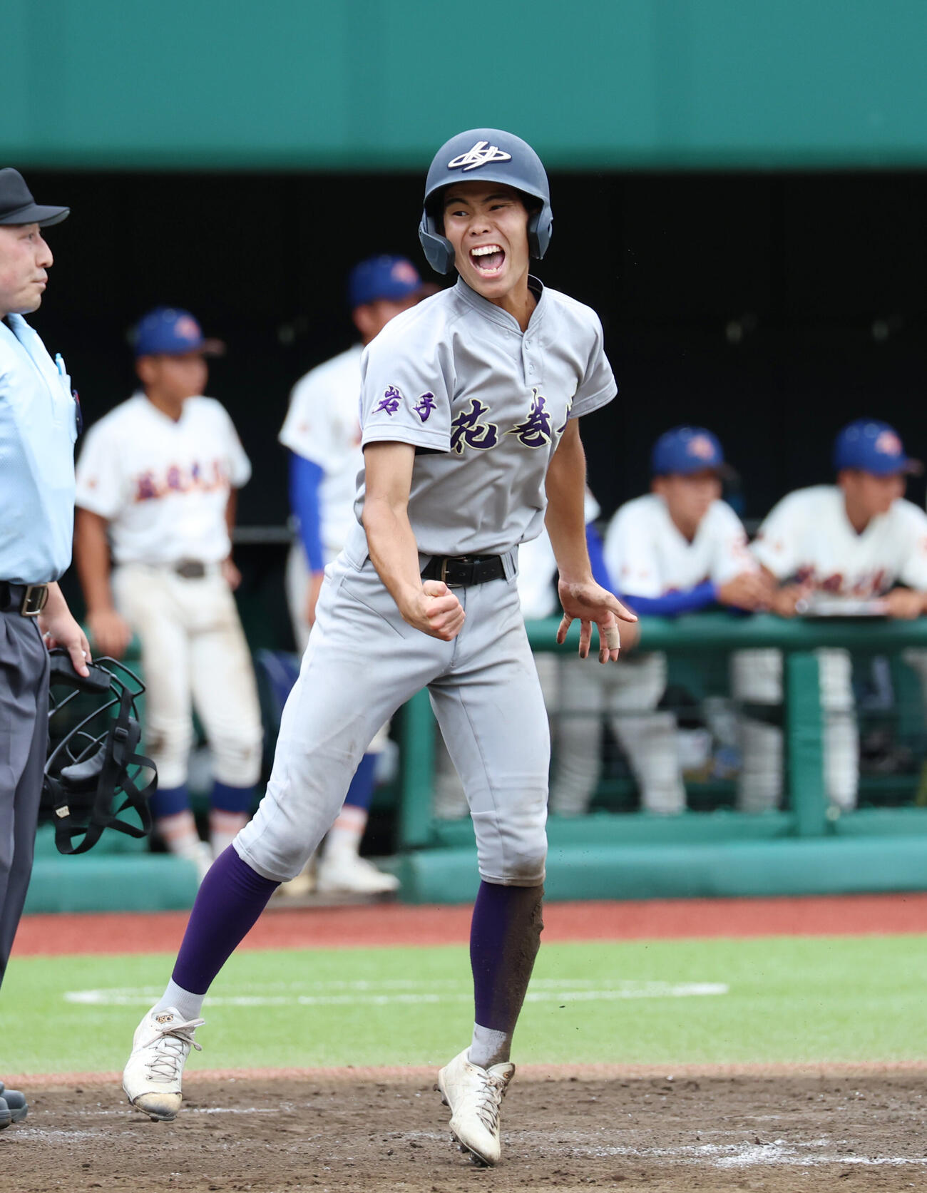 花巻東対盛岡大附　9回表花巻東1死満塁、花坂篤人の犠打で生還し喜ぶ粒来琉雲（撮影・増田悦実）