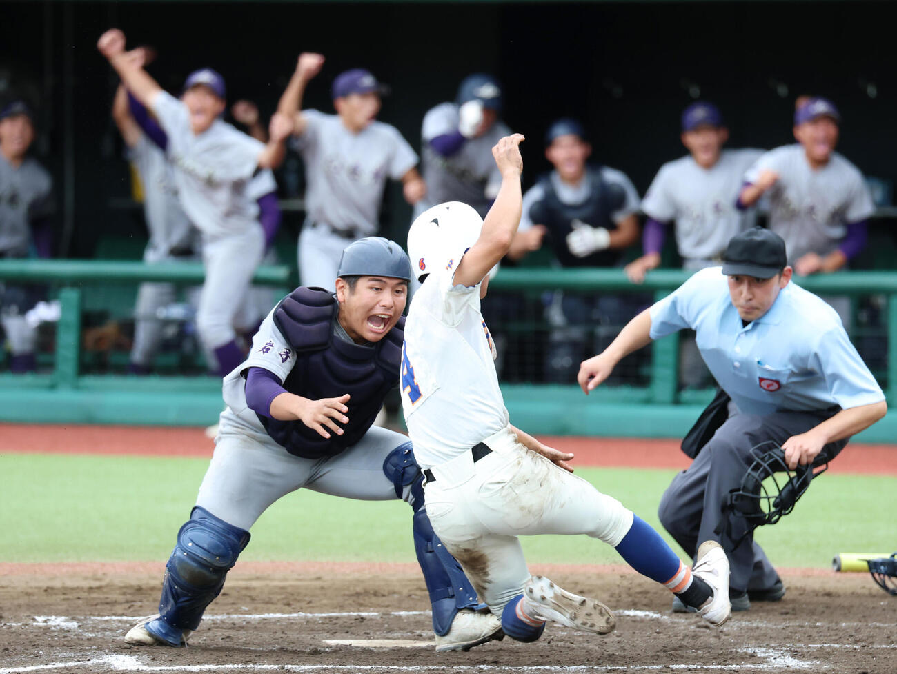 花巻東対盛岡大附　7回表花巻東1死一、三塁、高野橋纏の犠飛で生還を試みた阿部琉人（右）とアウトに仕留める斎藤蒼梧（撮影・増田悦実）