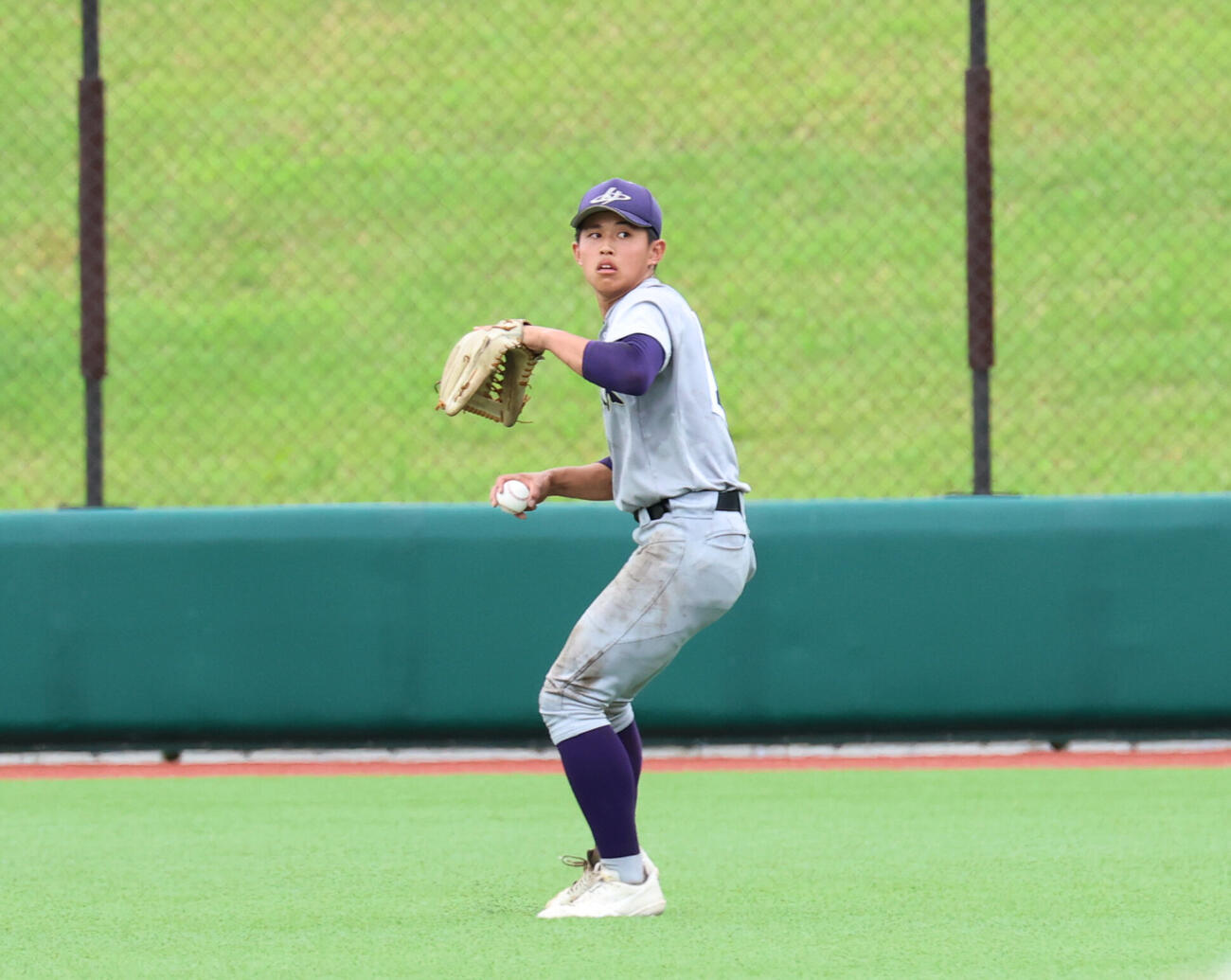 花巻東対盛岡大附　7回表花巻東1死一、三塁、高野橋纏の打球を本塁に送球する久保村冠太（撮影・増田悦実）