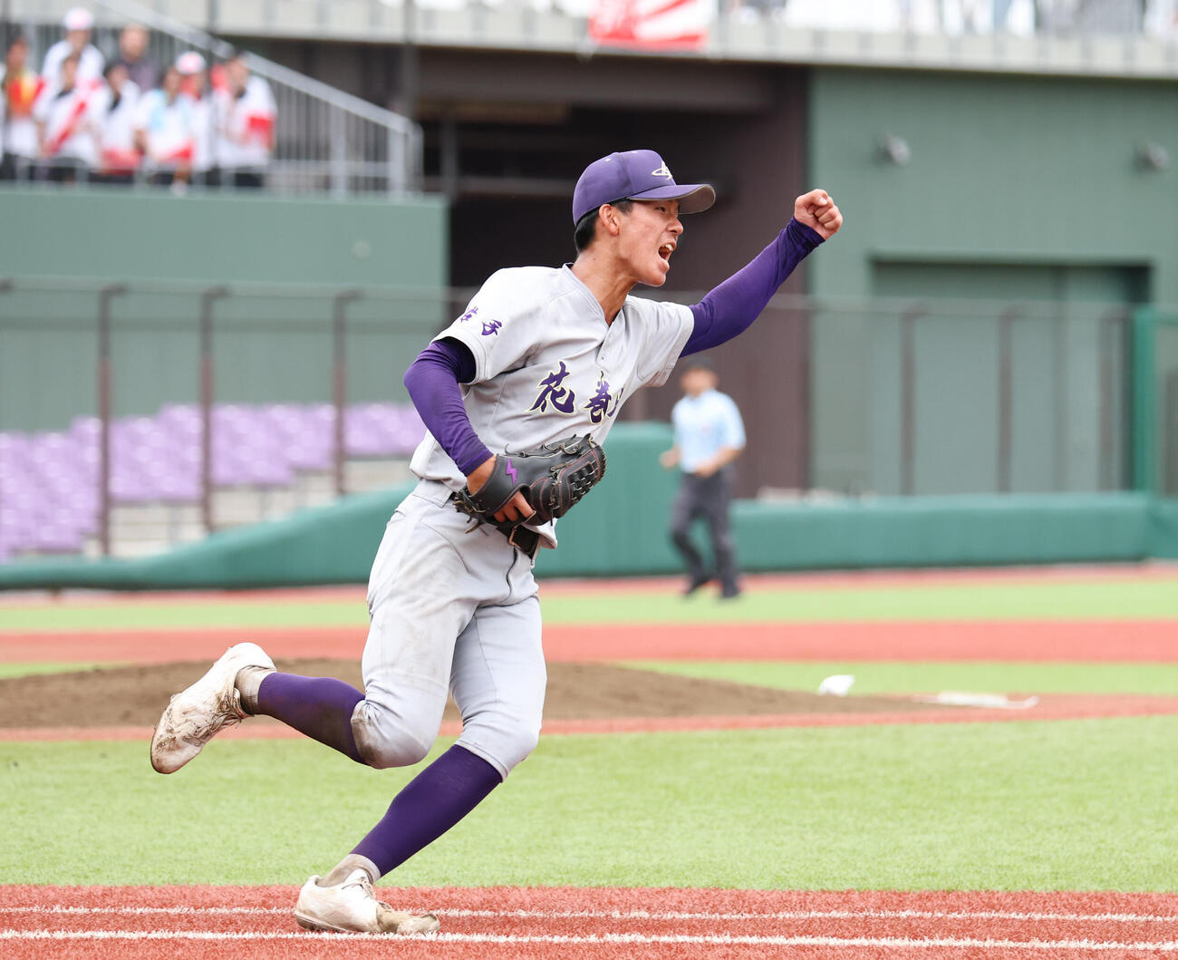 花巻東対盛岡大附　優勝が決まりガッツポーズをする花巻東・萬谷堅心（撮影・増田悦実）