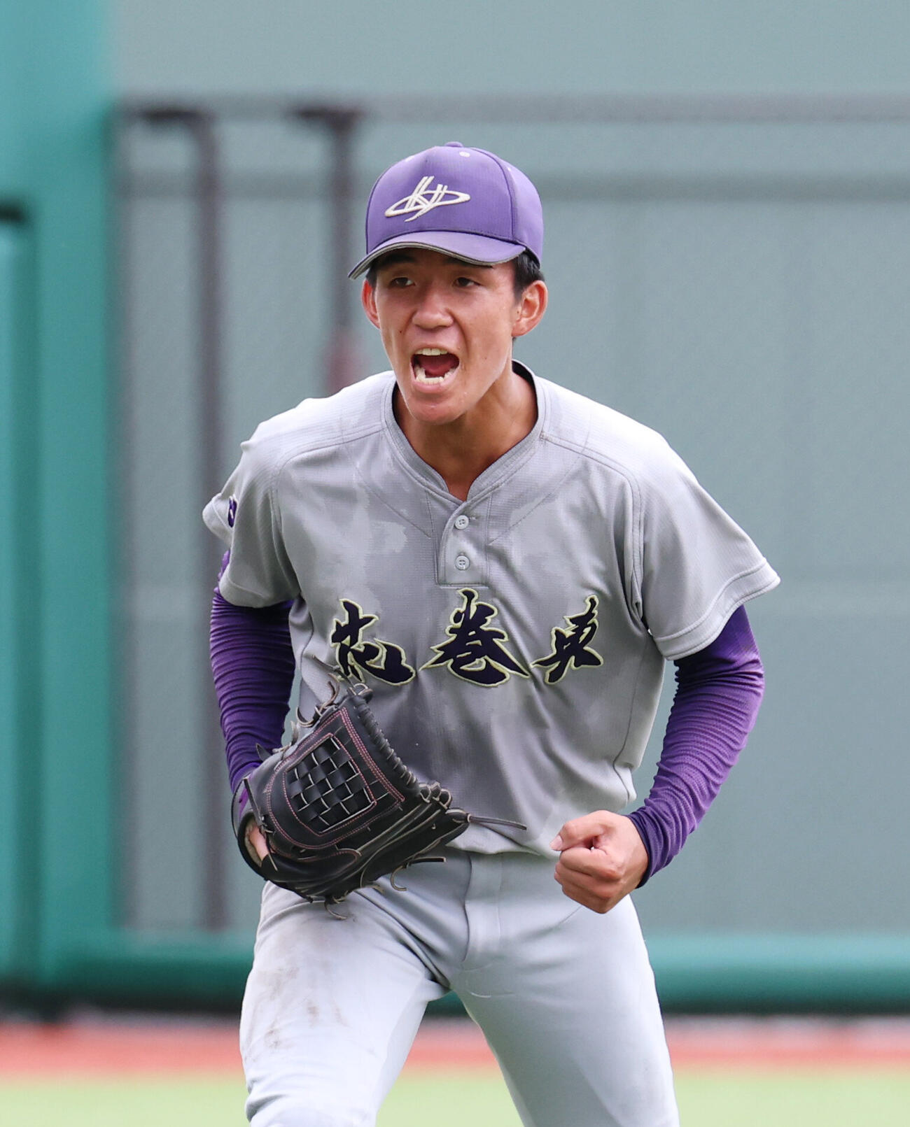 花巻東対盛岡大附　5回裏を3人で抑え声を上げる萬谷堅心（撮影・増田悦実）