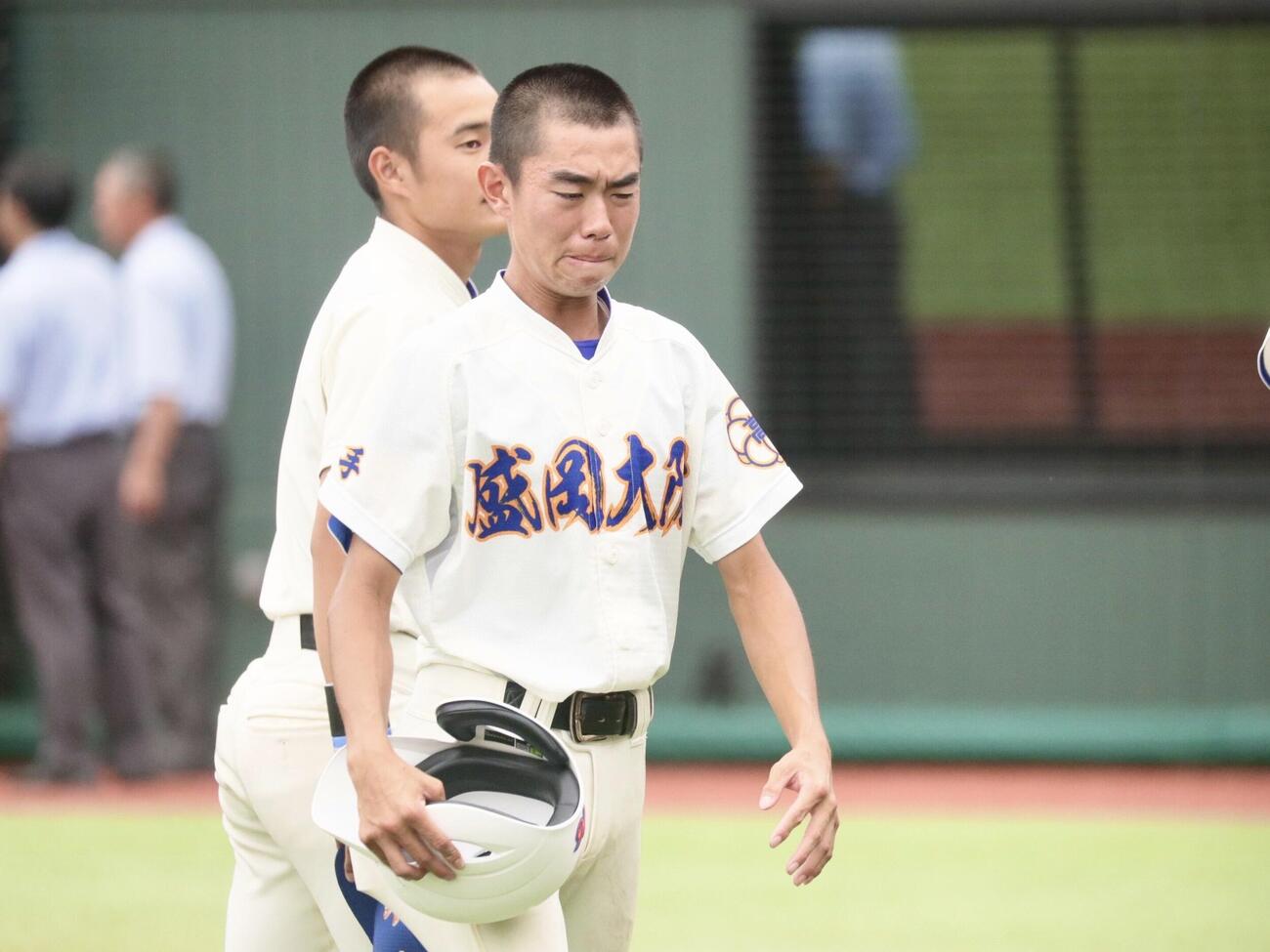 花巻東対盛岡大付　敗戦後、涙ながらにベンチに引きあげる盛岡大付・柳葉一路主将（手前）（撮影・高橋香奈）