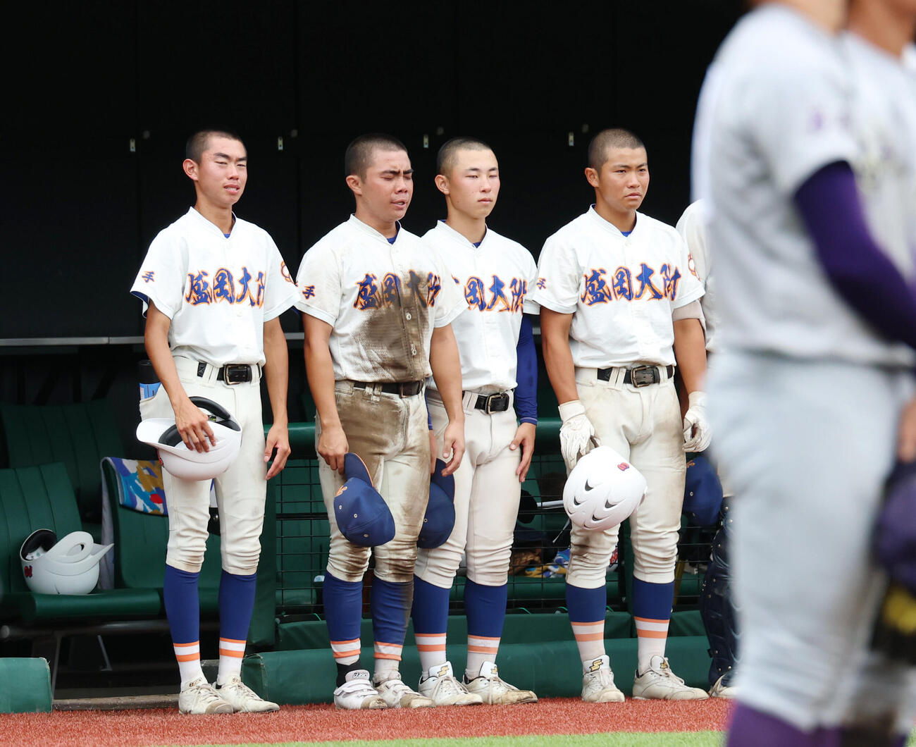 花巻東対盛岡大附　花巻東に敗れ涙を見せる盛岡大附ナイン（撮影・増田悦実）