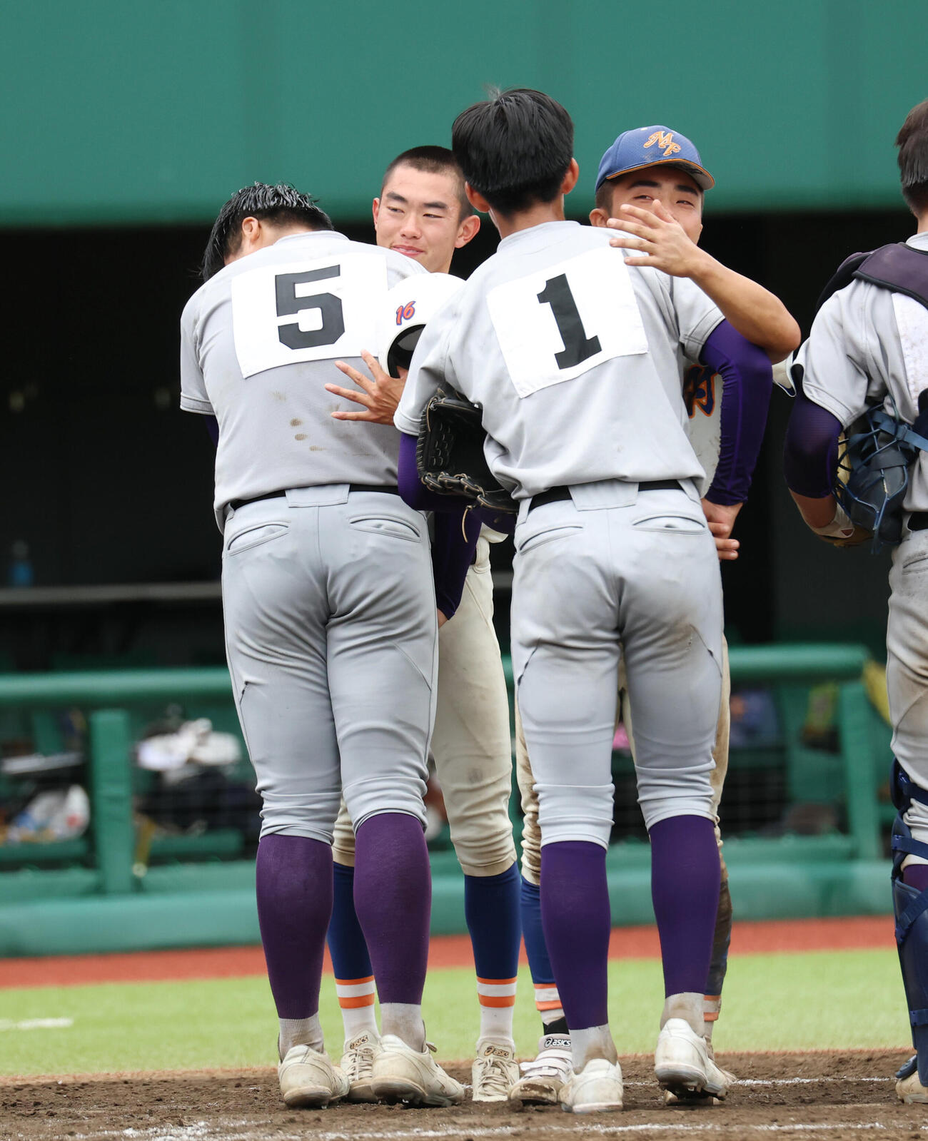 花巻東対盛岡大附　試合が終了し健闘をたたえ合う盛岡大附・柳葉一路（左奥）と花巻東古城大翔（左手前）（撮影・増田悦実）