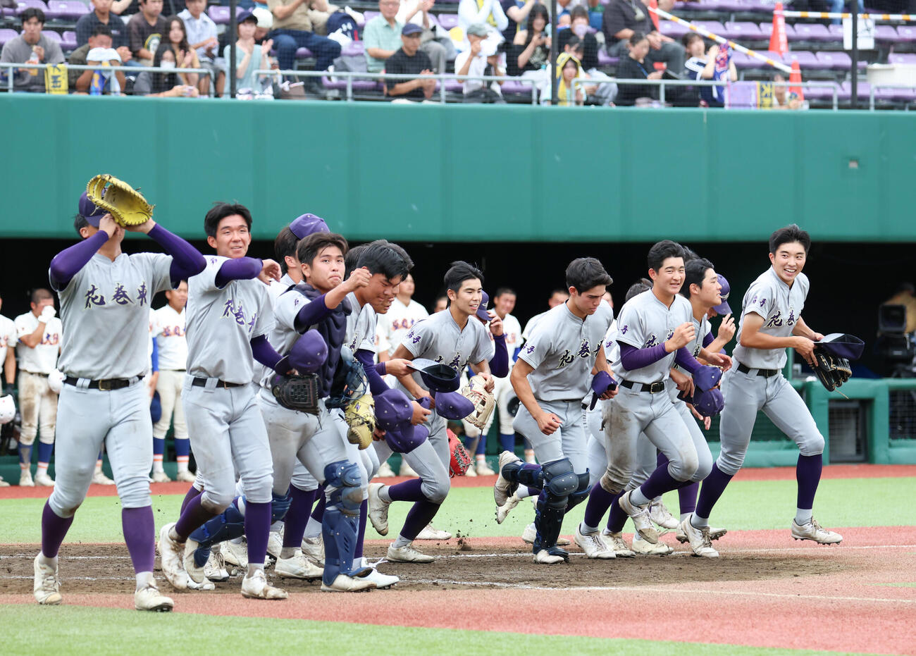 花巻東対盛岡大附　優勝が決まり笑顔でスタンドへ向かう花巻東ナイン（撮影・増田悦実）