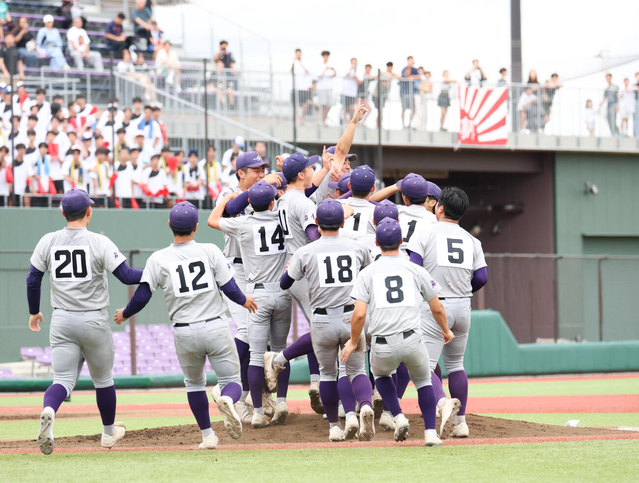 花巻東対盛岡大附　優勝が決まり歓喜する花巻東ナイン（撮影・増田悦実）