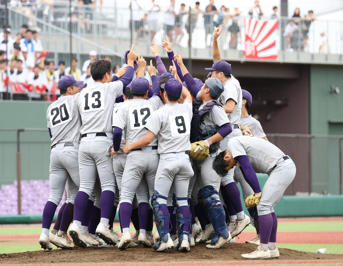 花巻東対盛岡大附　優勝が決まり歓喜する花巻東ナイン（撮影・増田悦実）