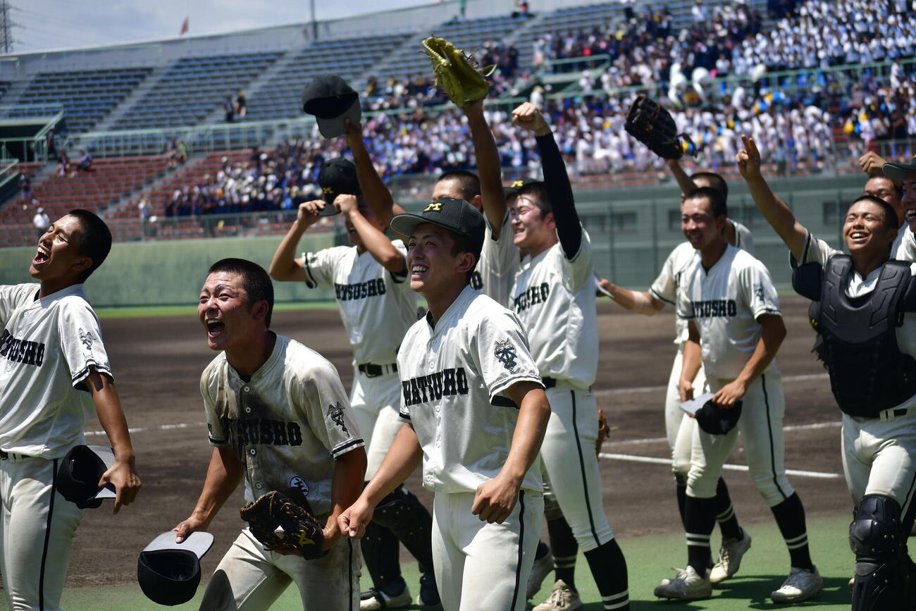 夏2連覇を達成して喜ぶ松商学園の選手たち（撮影・平山連）