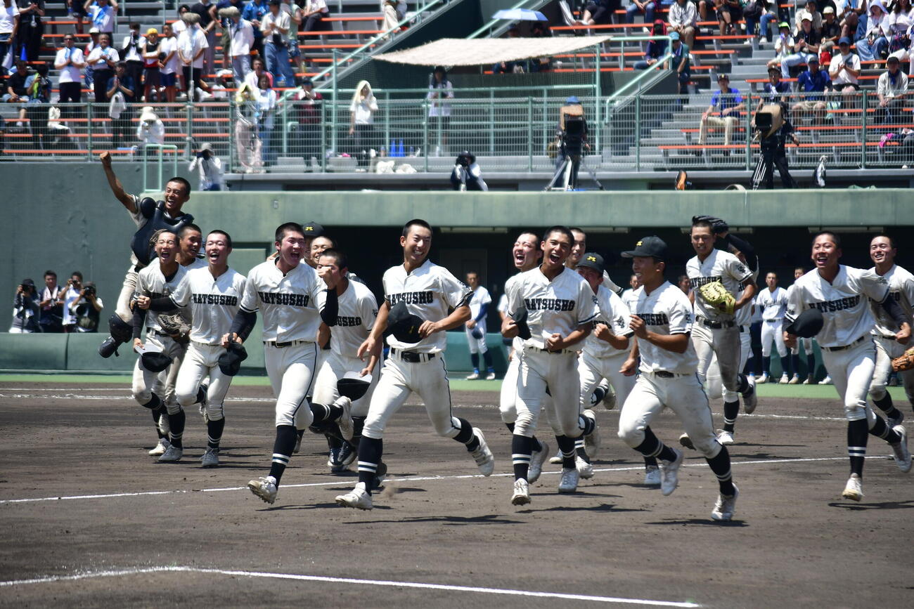 夏2連覇を達成して喜ぶ松商学園の選手たち（撮影・平山連）