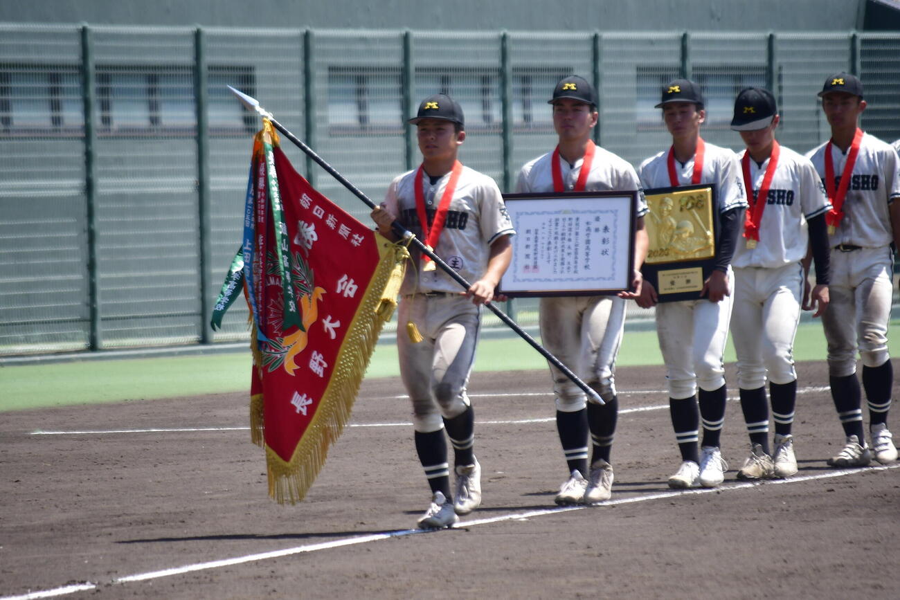 夏2連覇を達成し、閉会式に臨む松商学園の選手たち（撮影・平山連）
