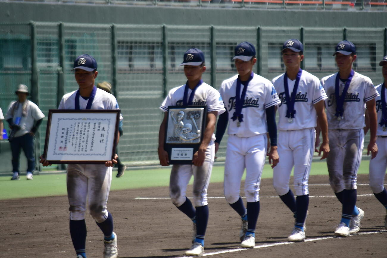 松商学園に敗れ、閉会式に臨む準優勝の都市大塩尻の選手たち（撮影・平山連）