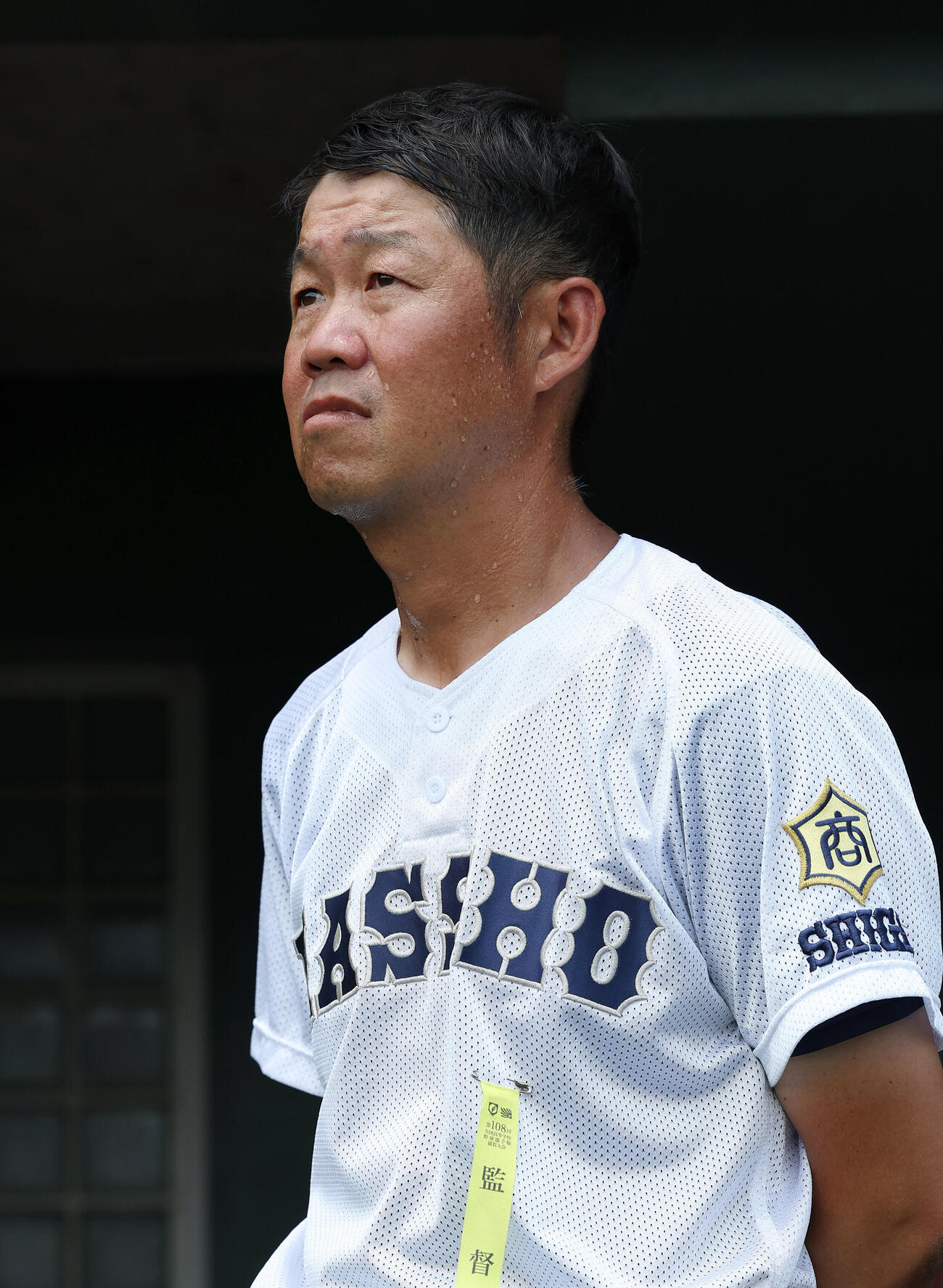 彦根総合対八幡商　優勝し、表彰式を見守る八幡商・小川健太監督（撮影・前田充）