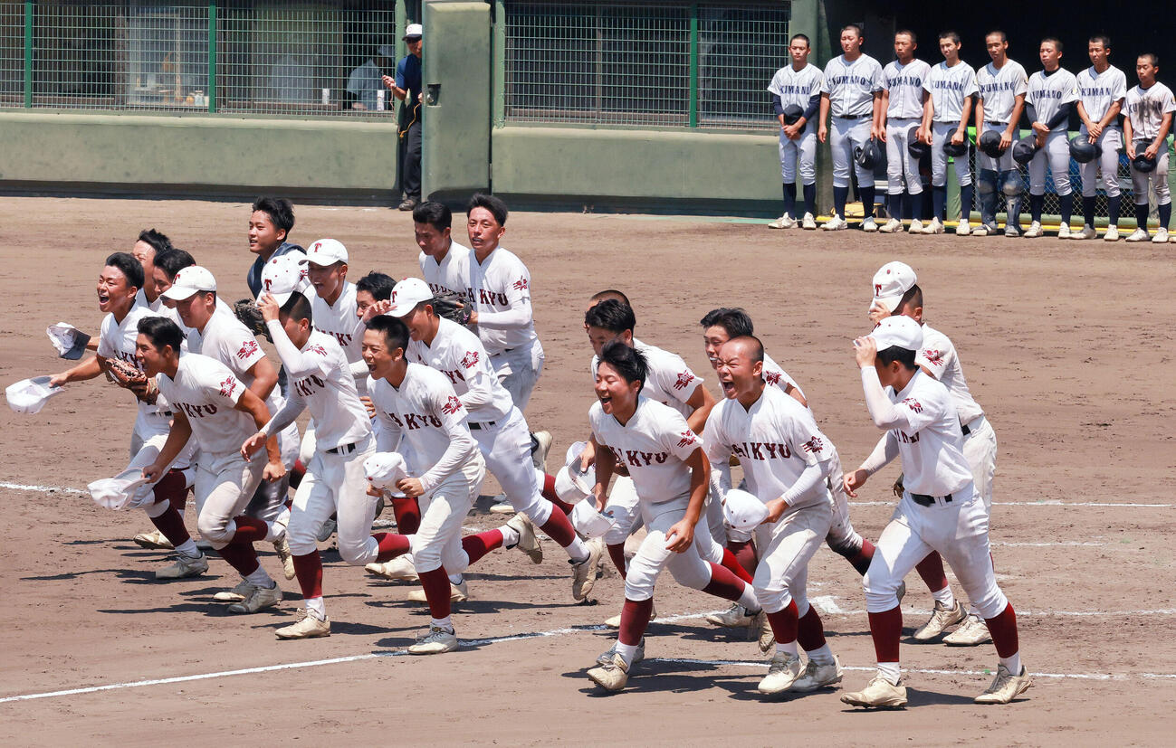 耐久対熊野　熊野に勝利し、スタンドの応援団の元へ駆け出す耐久ナイン（撮影・上山淳一）