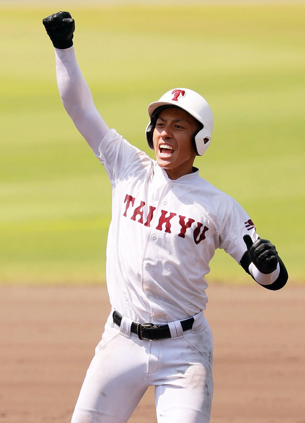 耐久対熊野　9回表耐久2死二、三塁、野崎健友は2点適時打を放ちベンチに向かってガッツポーズする（撮影・上山淳一）