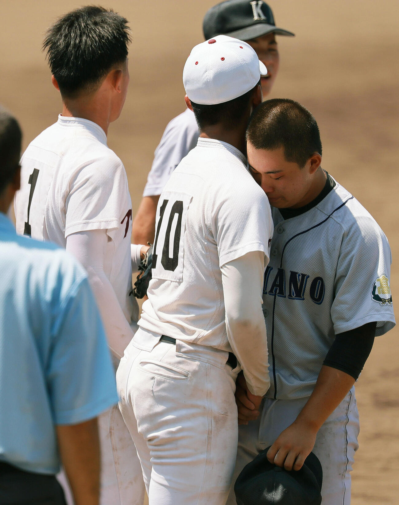 耐久対熊野　耐久に惜しくも敗れた熊野エース杉若寅示（右）は耐久の橋爪兜馬主将からねぎらいを受ける（撮影・上山淳一）