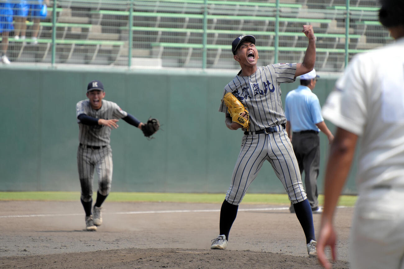 優勝を決め、マウンドで喜ぶ敦賀気比の辻琉。1失点で完投した（朝日新聞）