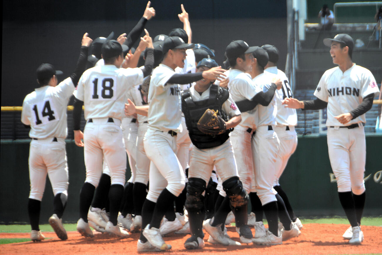 優勝を決めて喜ぶ長崎日大の選手たち（朝日新聞）