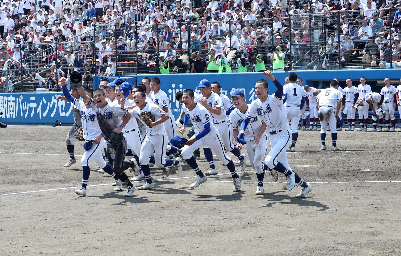 霞ケ浦対常総学院　優勝し応援席に向かう霞ケ浦の選手たち（撮影・鈴木正人）