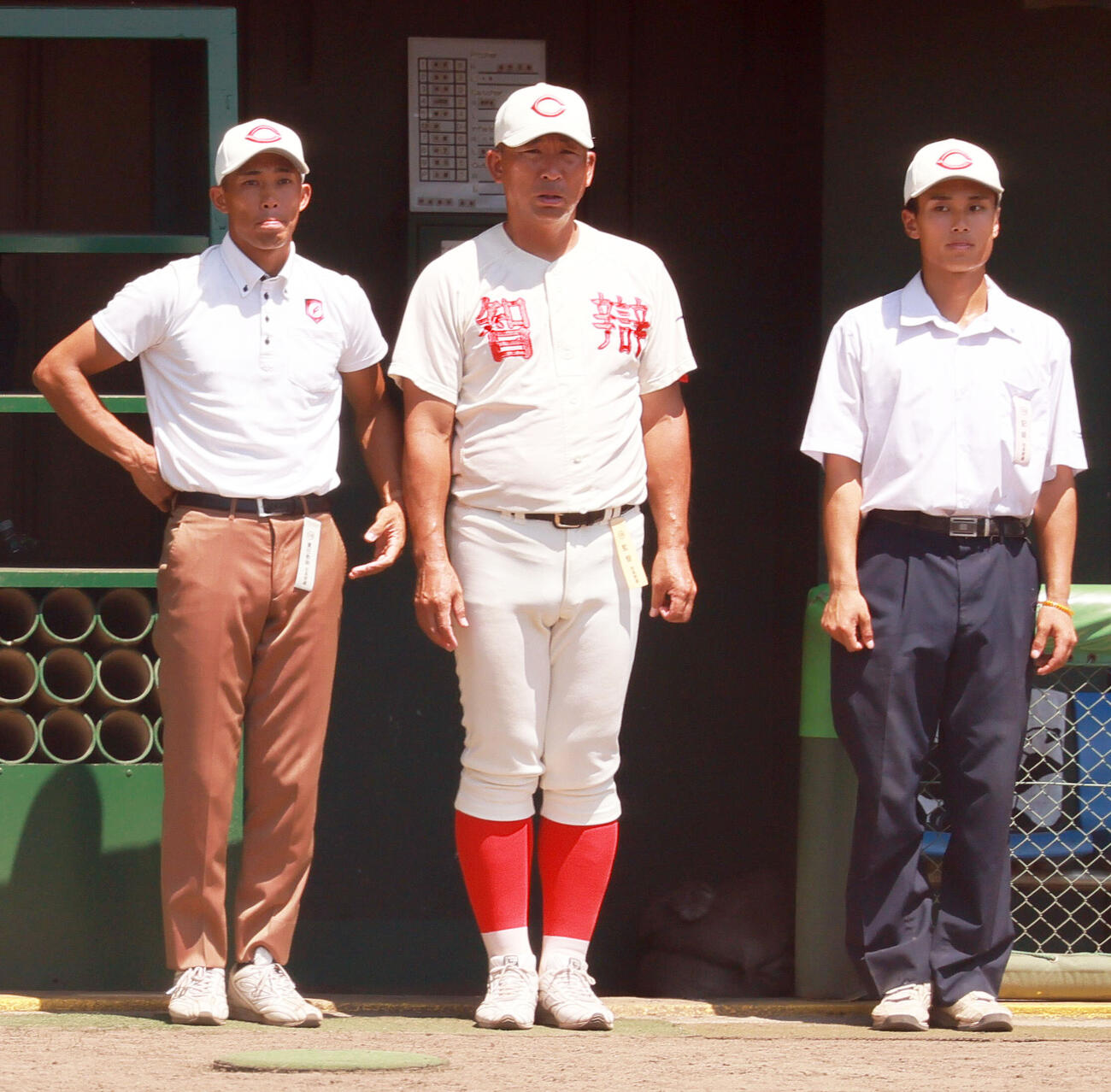 和歌山工対智弁和歌山　8回コールドゲームで勝利し、ベンチ前で整列する智弁和歌山の中谷仁監督（中央）（撮影・上山淳一）