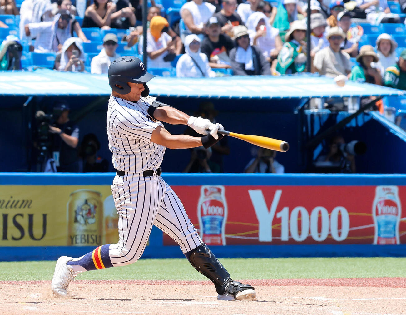 二松学舎大付対帝京　4回裏帝京2死一塁、左越えに本塁打を放つ帝京・蔦原悠太（撮影・山本朝陽）