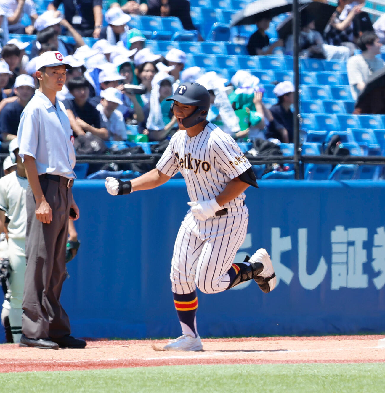 二松学舎大付対帝京　4回裏帝京2死一塁、左越えに2点本塁打を放ち、ガッツポーズの帝京・蔦原悠太（撮影・山本朝陽）