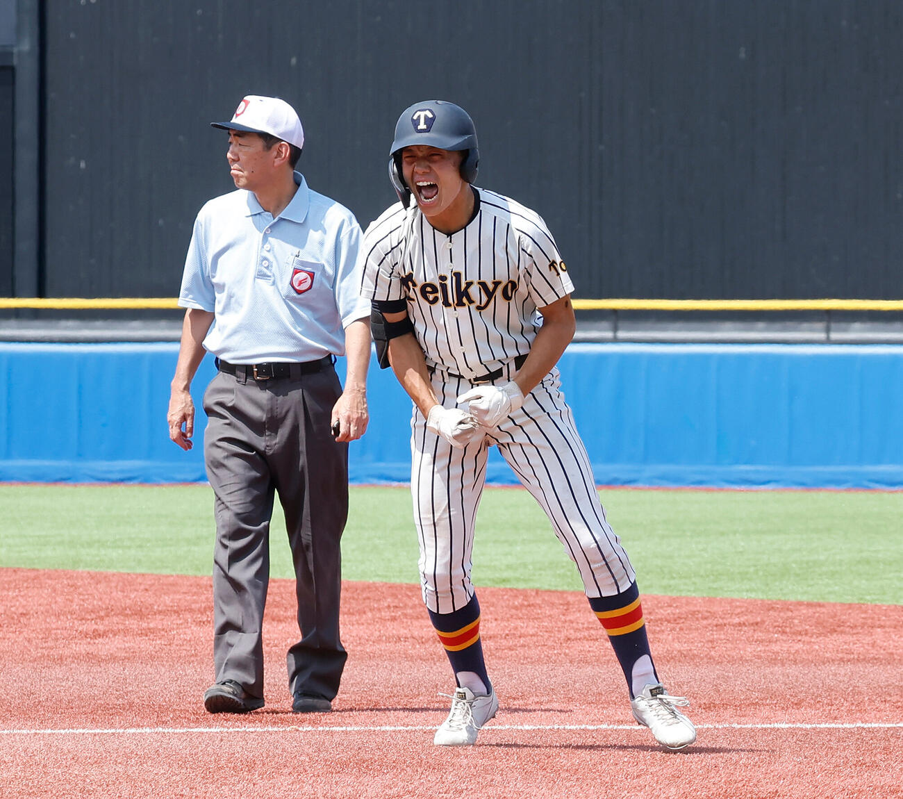 二松学舎大付対帝京　9回裏帝京2死満塁、適時内野安打を放ち雄たけびをあげる帝京・島末明弥（右）（撮影・山本朝陽）