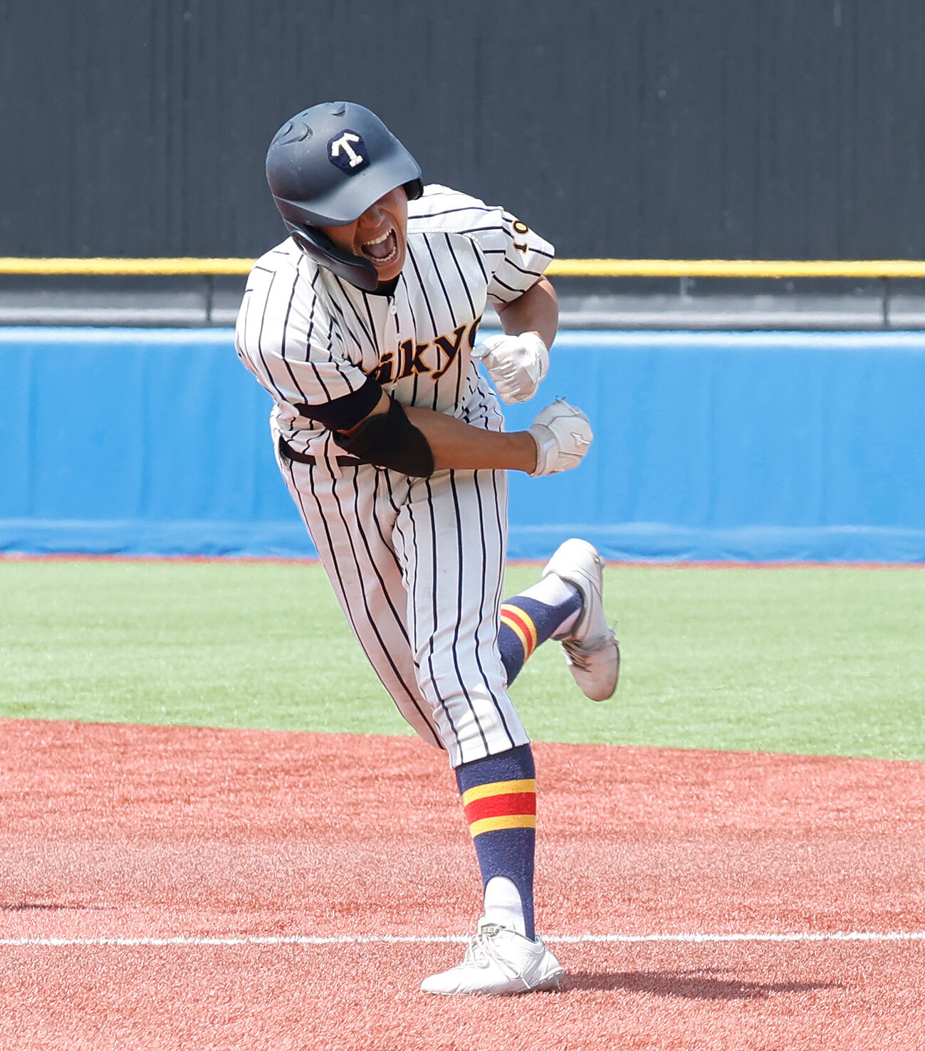 二松学舎大付対帝京　9回裏帝京2死満塁、適時内野安打を放ち雄たけびをあげる帝京・島末明弥（撮影・山本朝陽）