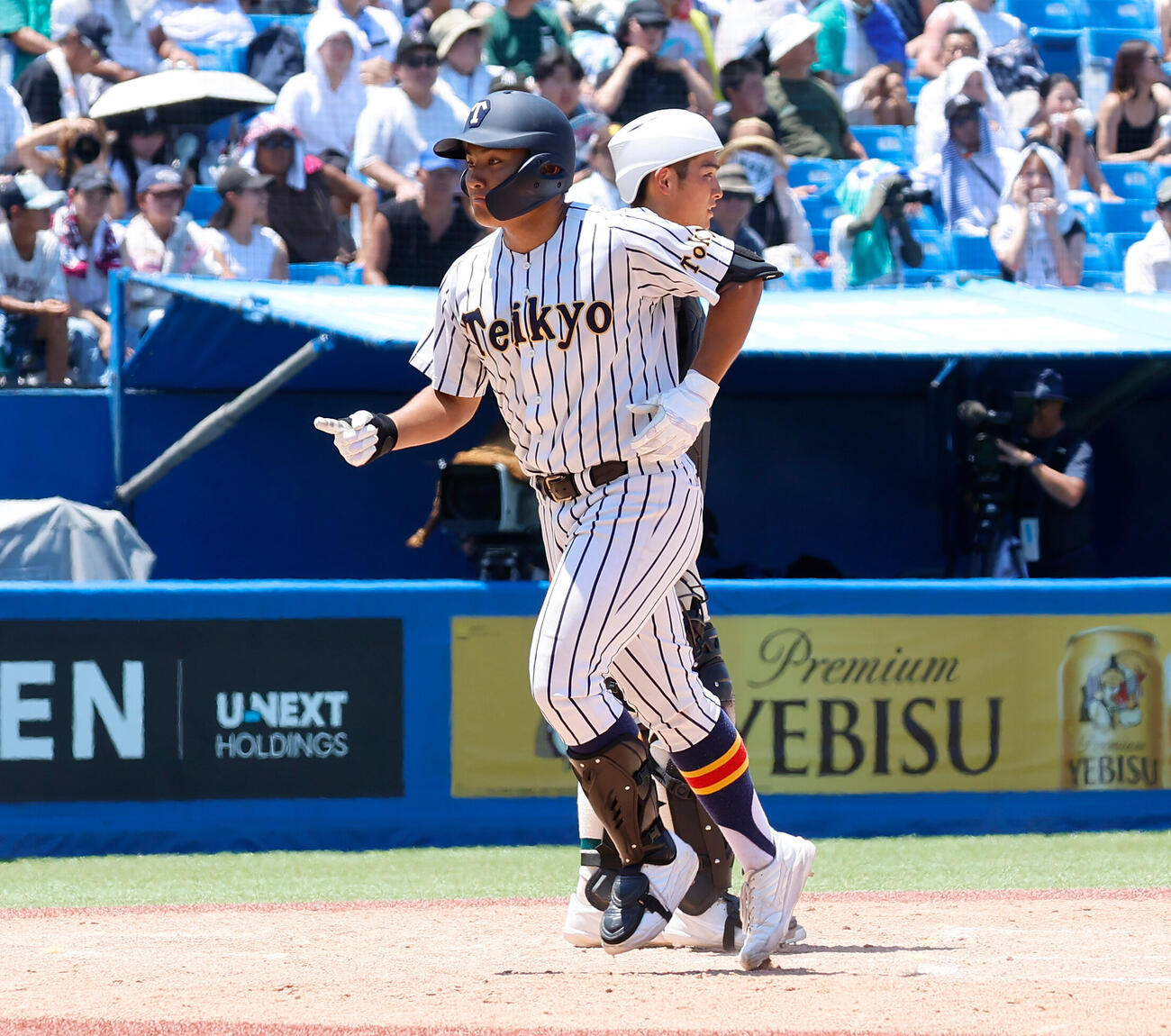 二松学舎大付対帝京　4回裏帝京2死一塁、左越えに2点本塁打を放ち、生還した帝京・蔦原悠太（撮影・山本朝陽）