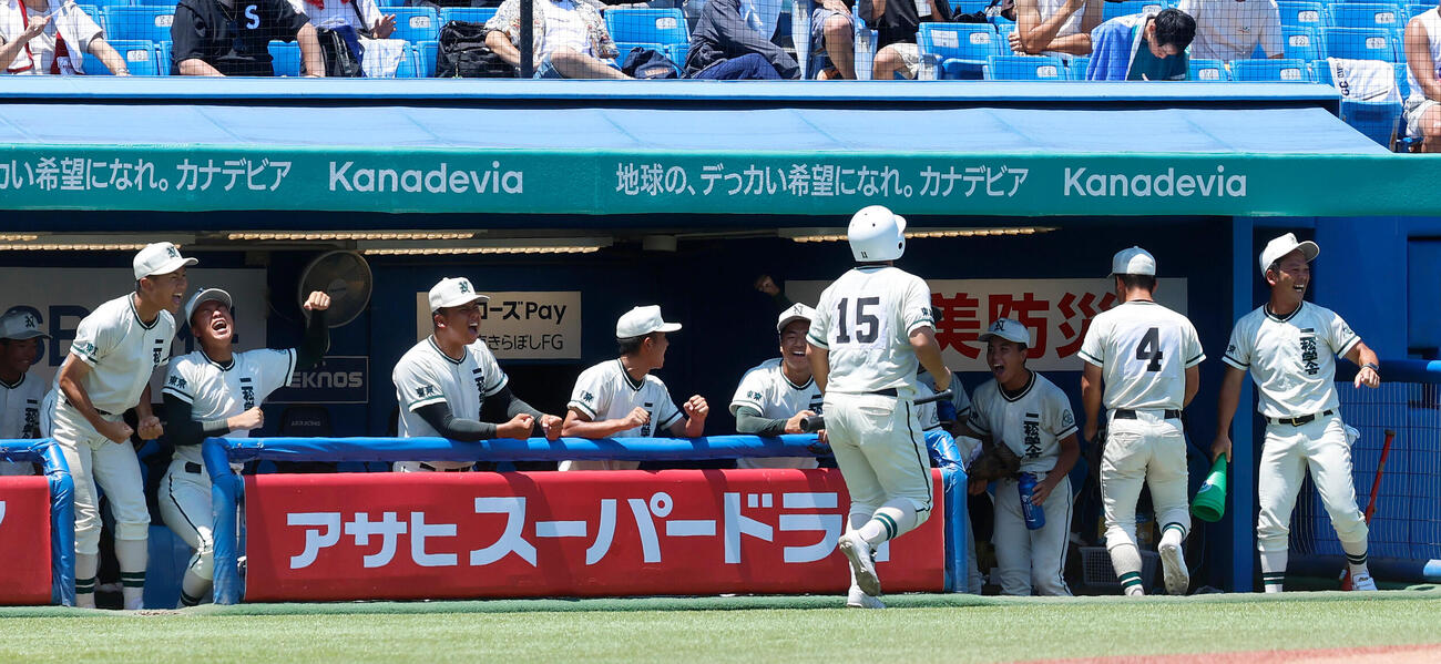 二松学舎大付対帝京　1回表二松学舎大付2死一塁、福和田啓太の適時二塁打に歓喜する二松学舎大付ベンチ（撮影・山本朝陽）