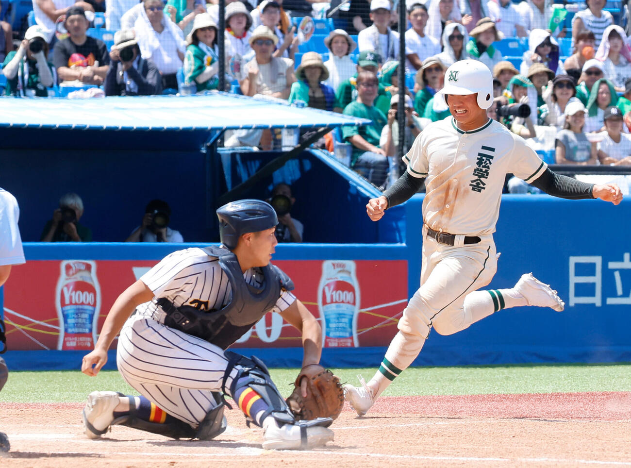 二松学舎大付対帝京　7回表二松学舎大付無死三塁、根本千太郎の犠飛で生還する3塁走者二松学舎大付・桐田瑞稀（右）（撮影・山本朝陽）