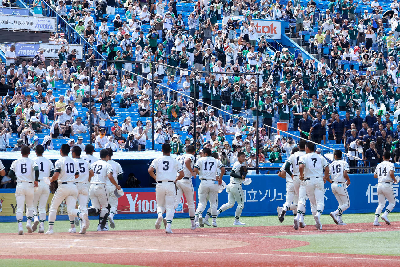 二松学舎大付対帝京　帝京を下し、応援席に駆けだす二松学舎大付ナインと盛り上がる応援席（撮影・山本朝陽）