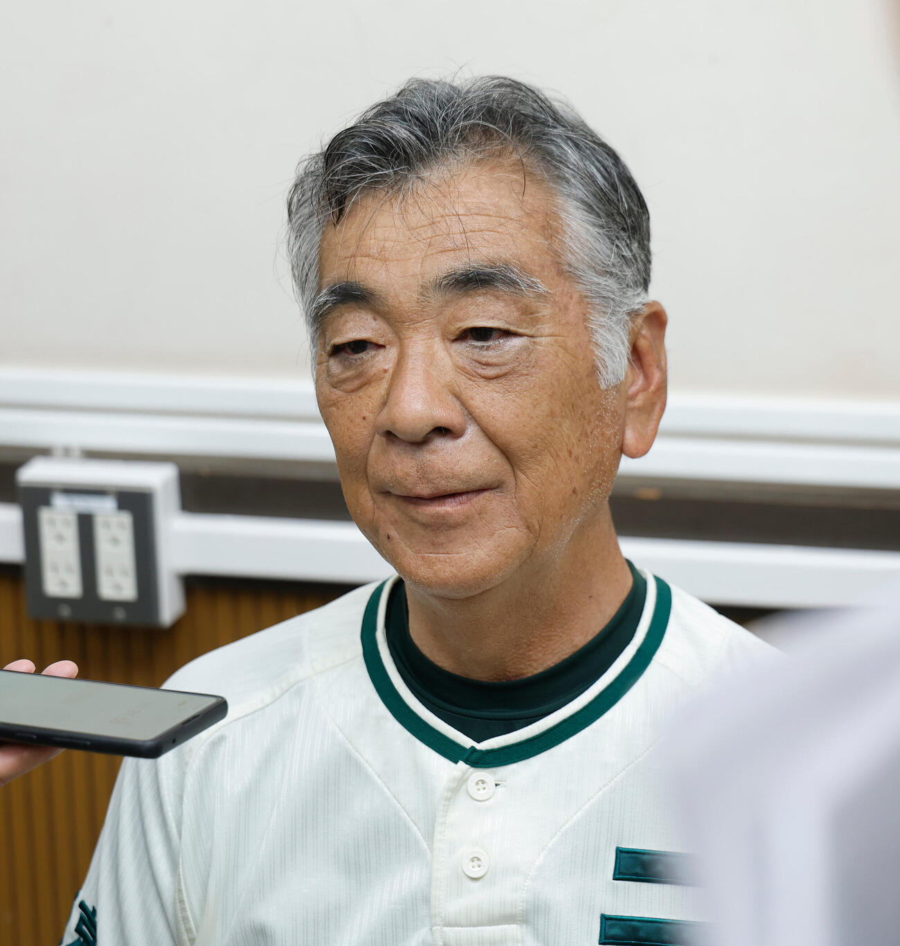 二松学舎大付対帝京　試合後、囲み取材に応じる二松学舎大付・市原勝人監督（撮影・山本朝陽）