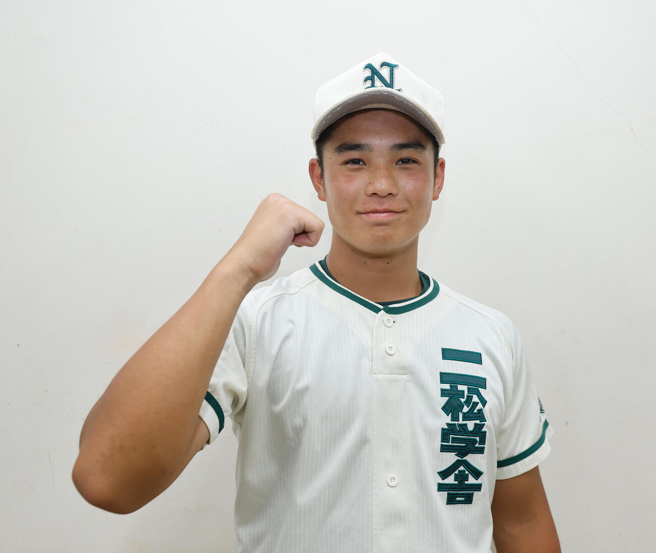 二松学舎大付対帝京　9回3失点の完投勝利を決め、ガッツポーズで記念撮影を行う二松学舎大付・川島連十（撮影・山本朝陽）
