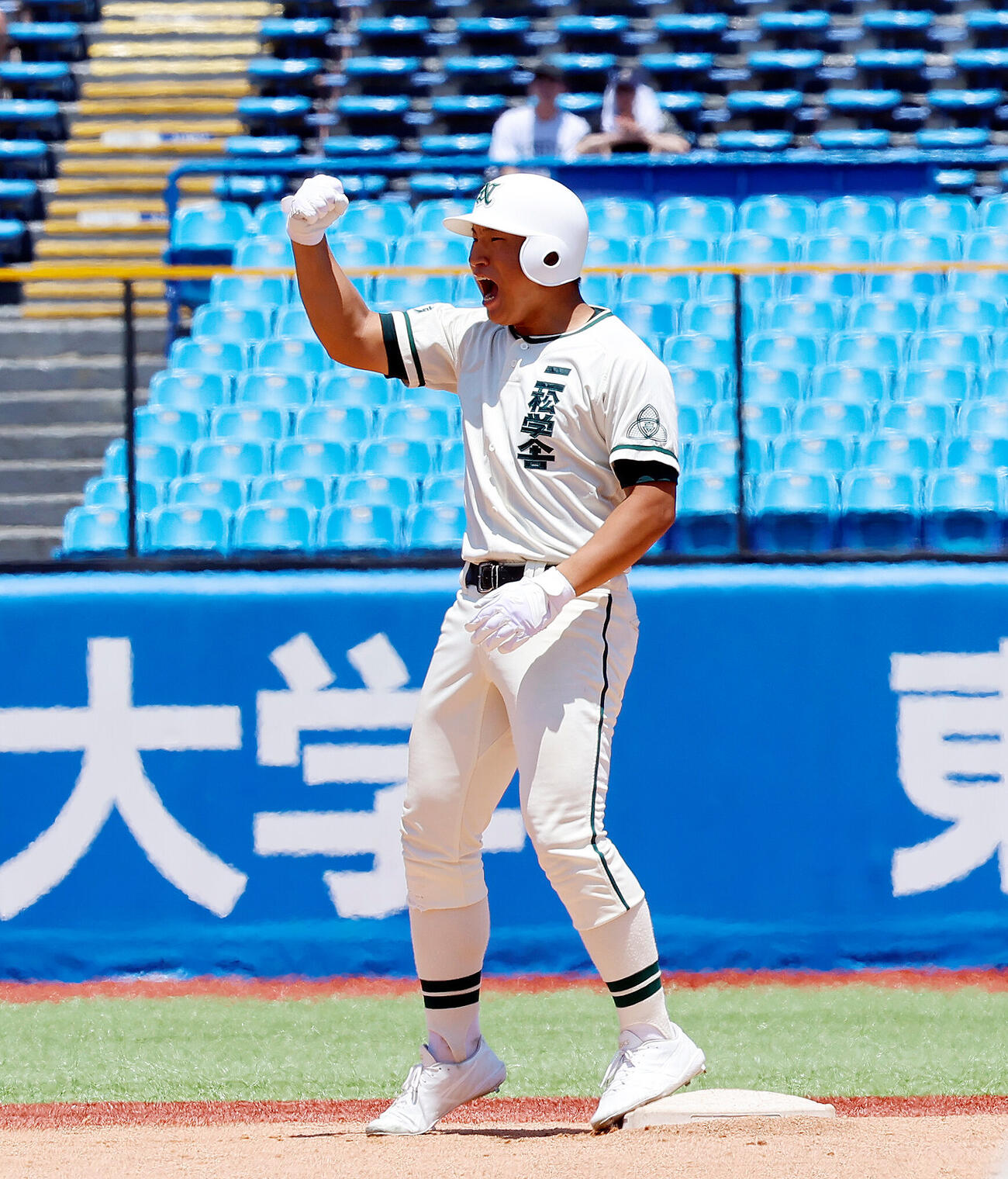 二松学舎大付対帝京　1回表二松学舎大付2死一塁、適時二塁打を放ち、雄たけびをあげる二松学舎大付・福和田啓太（撮影・山本朝陽）