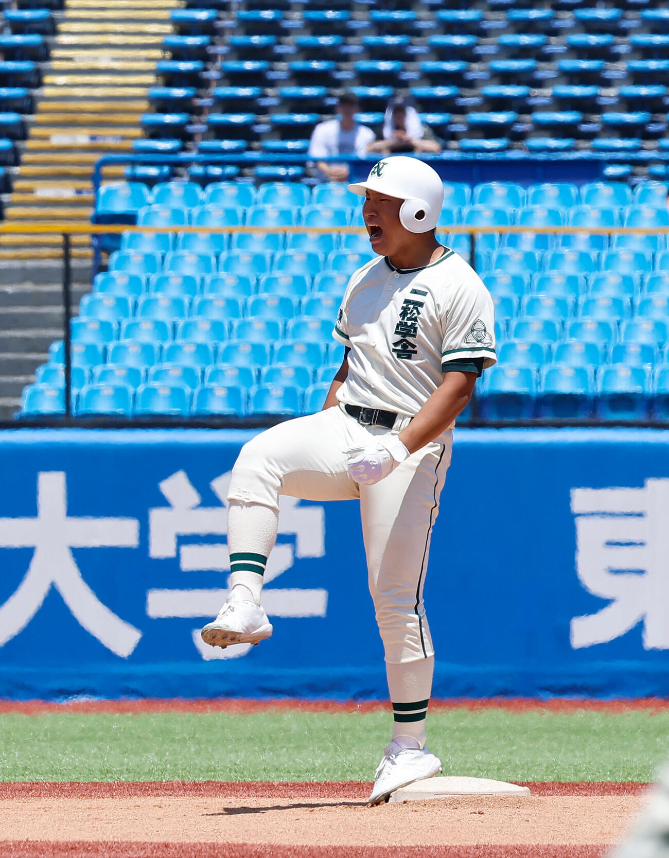 二松学舎大付対帝京　1回表二松学舎大付2死一塁、適時二塁打を放ち、雄たけびをあげる二松学舎大付・福和田啓太（撮影・山本朝陽）