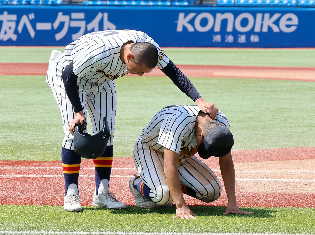 二松学舎大付対帝京　二松学舎大付に敗れ、涙を流す帝京ナイン（撮影・山本朝陽）