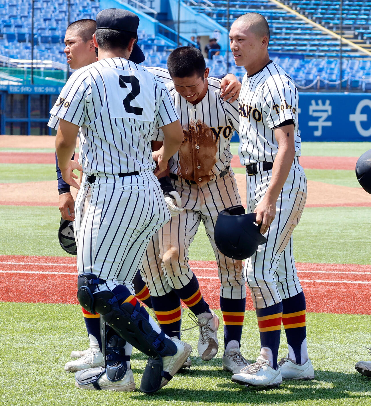 二松学舎大付対帝京　二松学舎大付に敗れ、涙を流す帝京ナイン（撮影・山本朝陽）