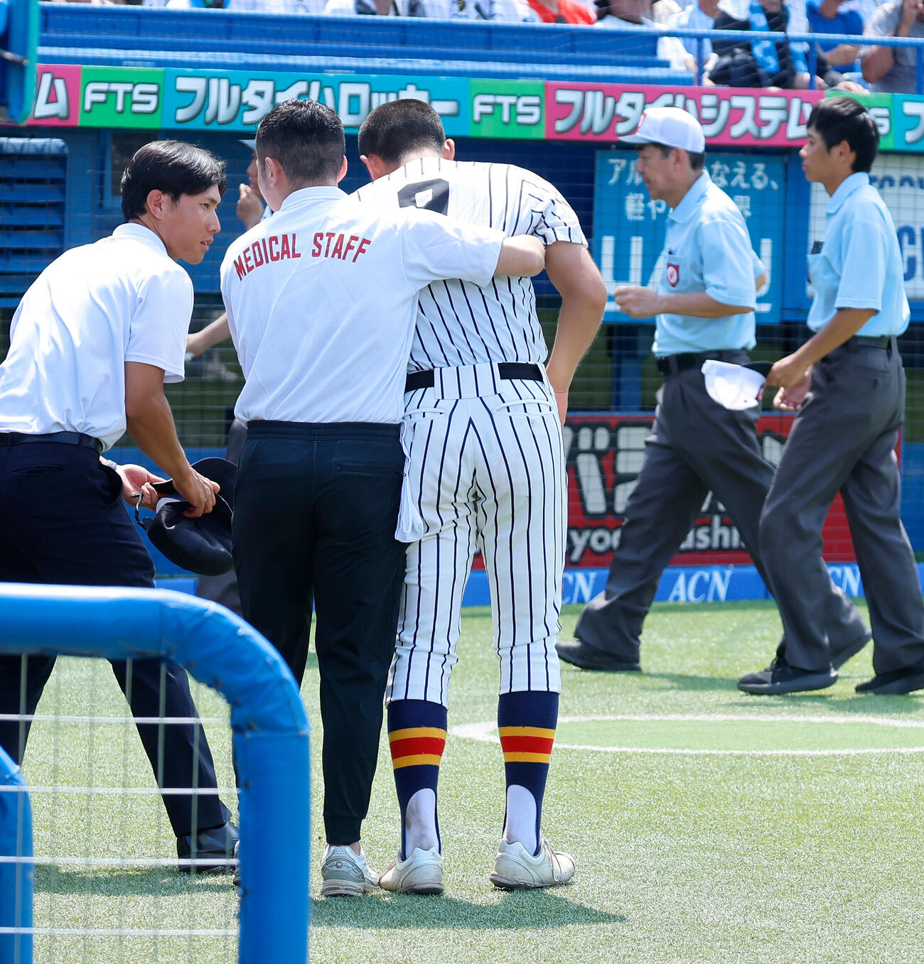 二松学舎大付対帝京　試合後にメディカルスタッフに抱えられダグアウトに引き上げる帝京・目代龍之介（撮影・山本朝陽）