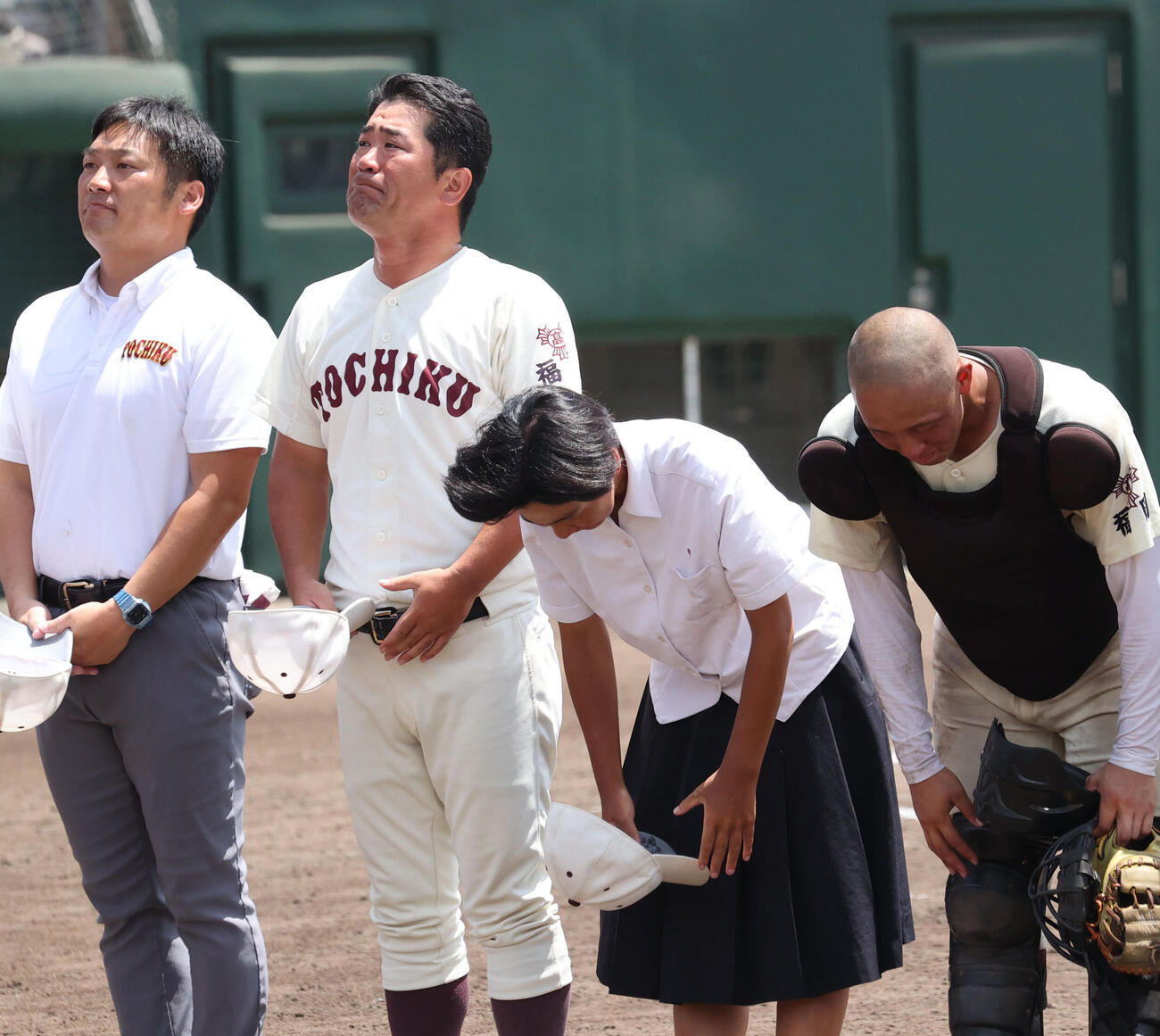 希望が丘対東筑　スタンドの応援団にあいさつする東筑の山下聖士監督（左から2人目）（撮影・梅根麻紀）