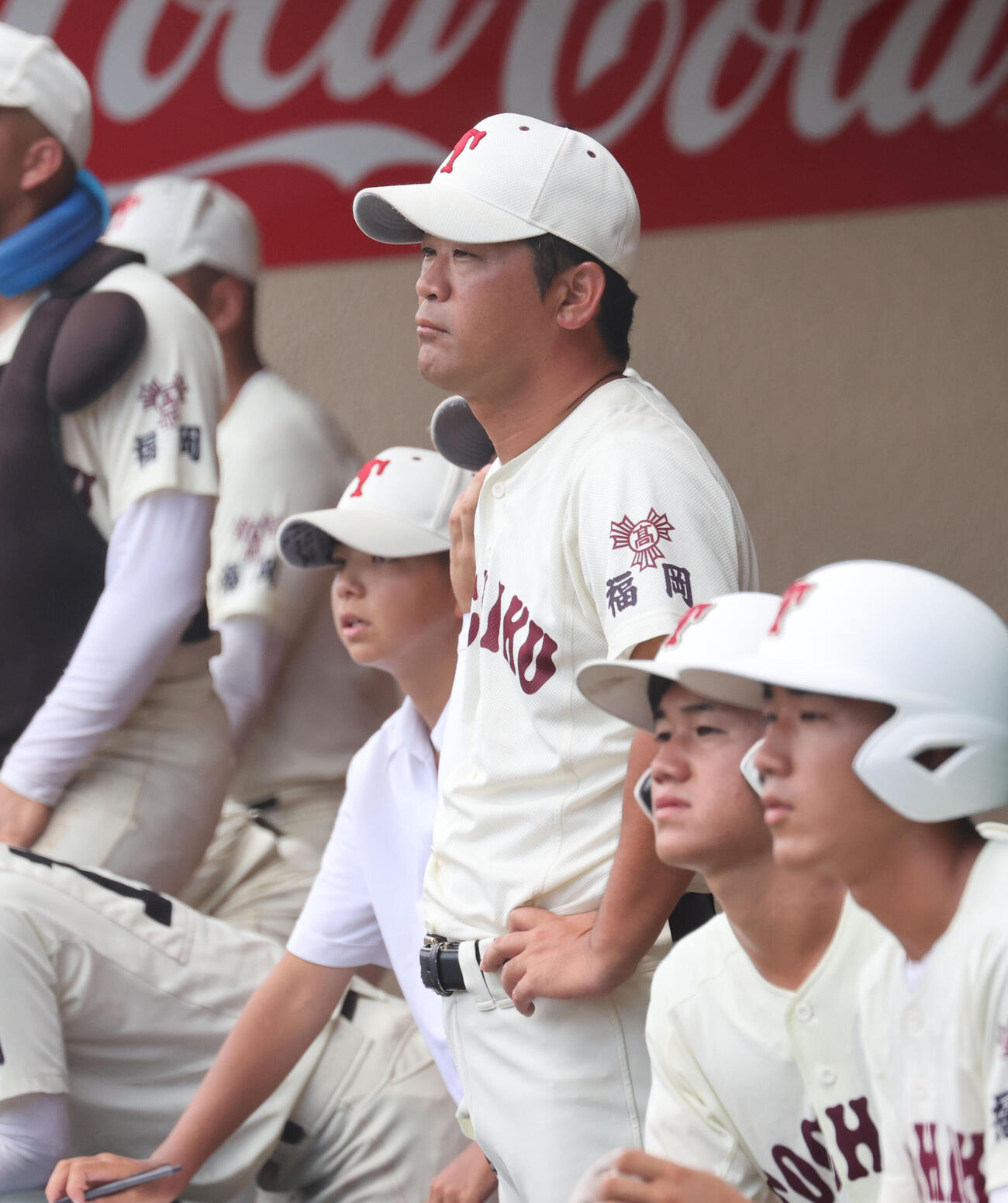 希望が丘対東筑　戦況を見守る東筑の山下聖士監督（左から2人目）（撮影・梅根麻紀）
