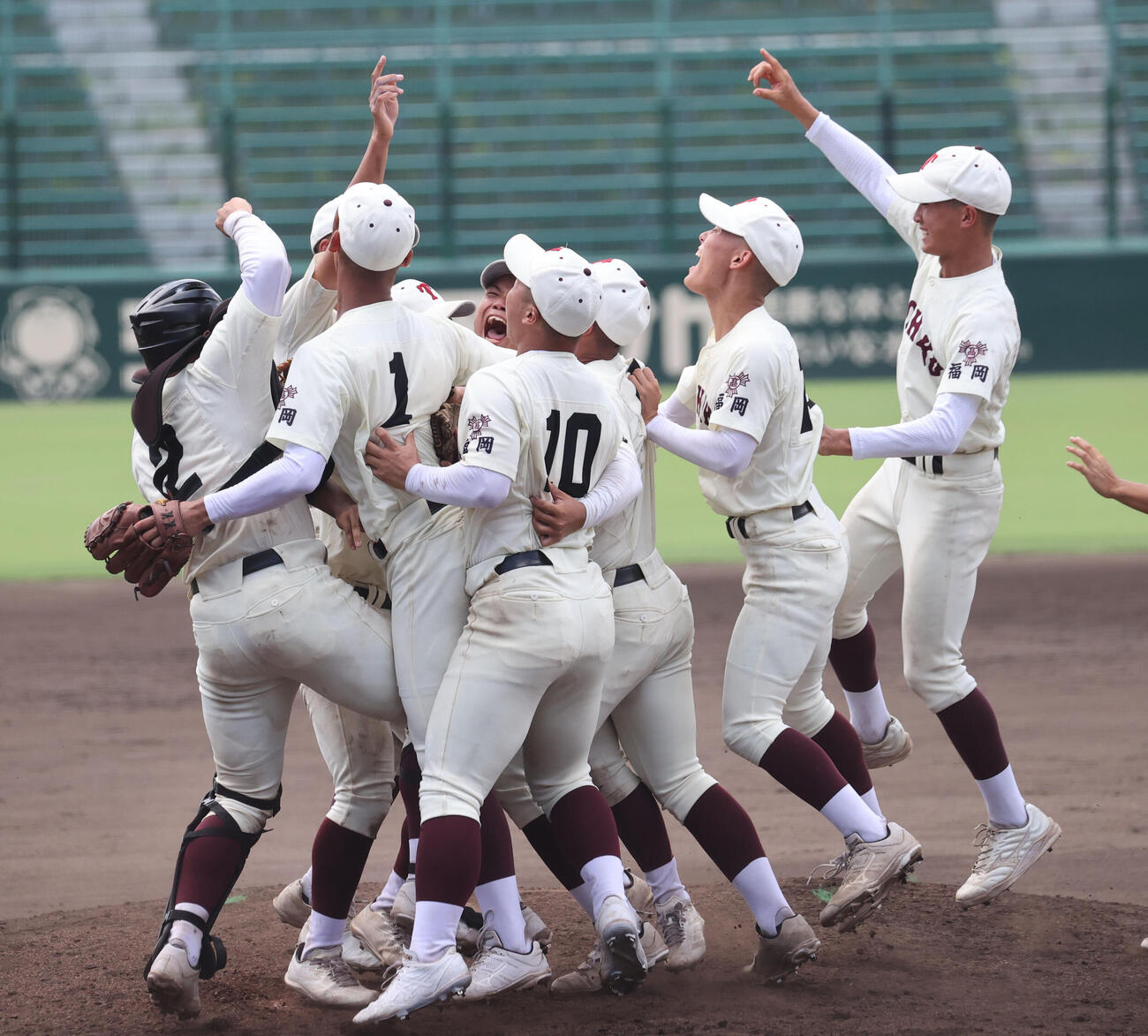 希望が丘対東筑　優勝を決めた東筑ナインは歓喜の表情（撮影・梅根麻紀）