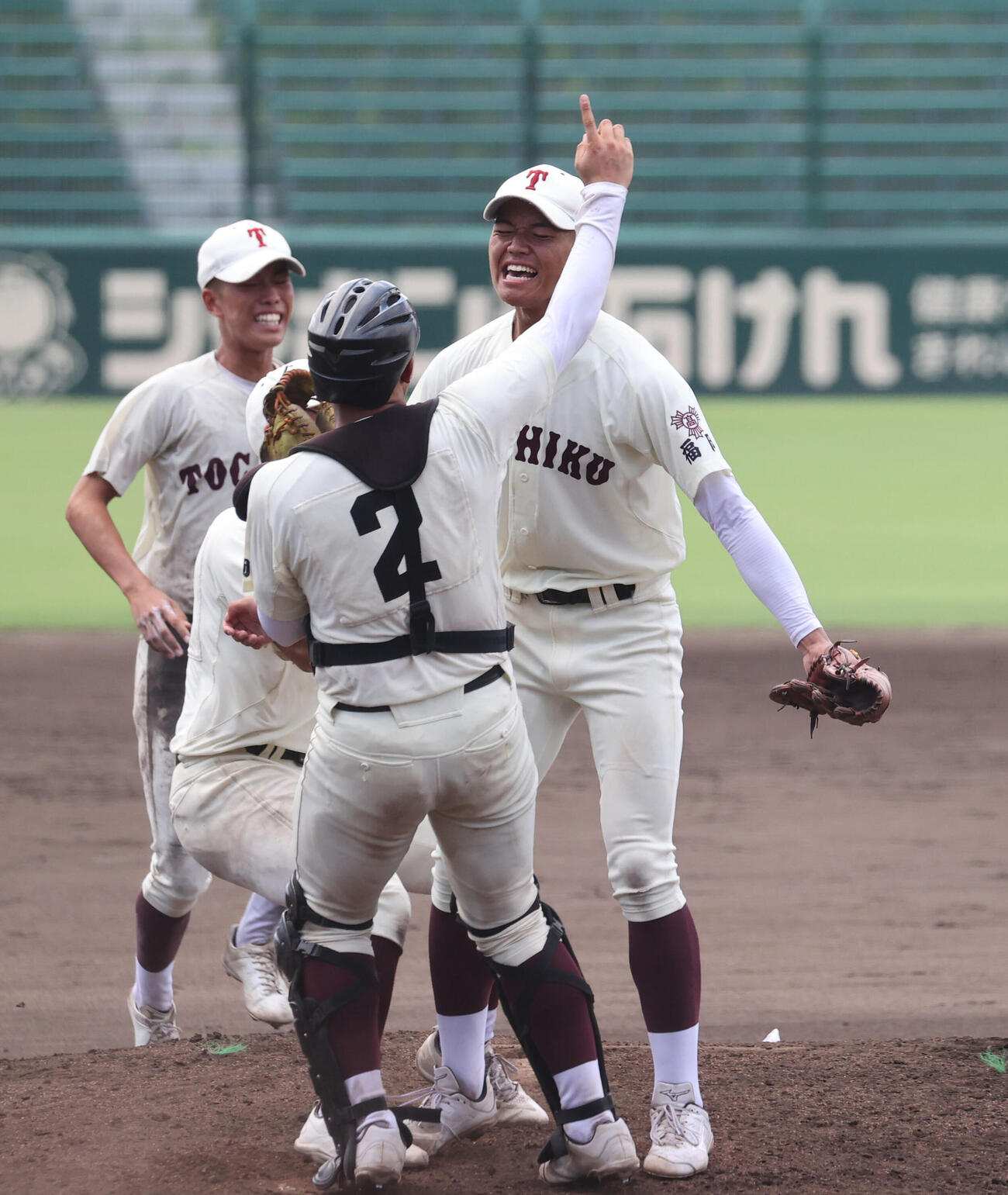 希望が丘対東筑　優勝を決めナインと抱き合う東筑の深町光生（右）（撮影・梅根麻紀）