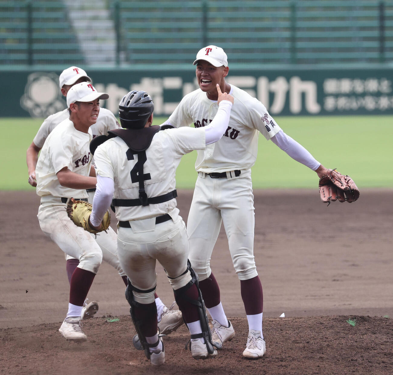 希望が丘対東筑　優勝を決めナインと抱き合う東筑の深町光生（右）（撮影・梅根麻紀）