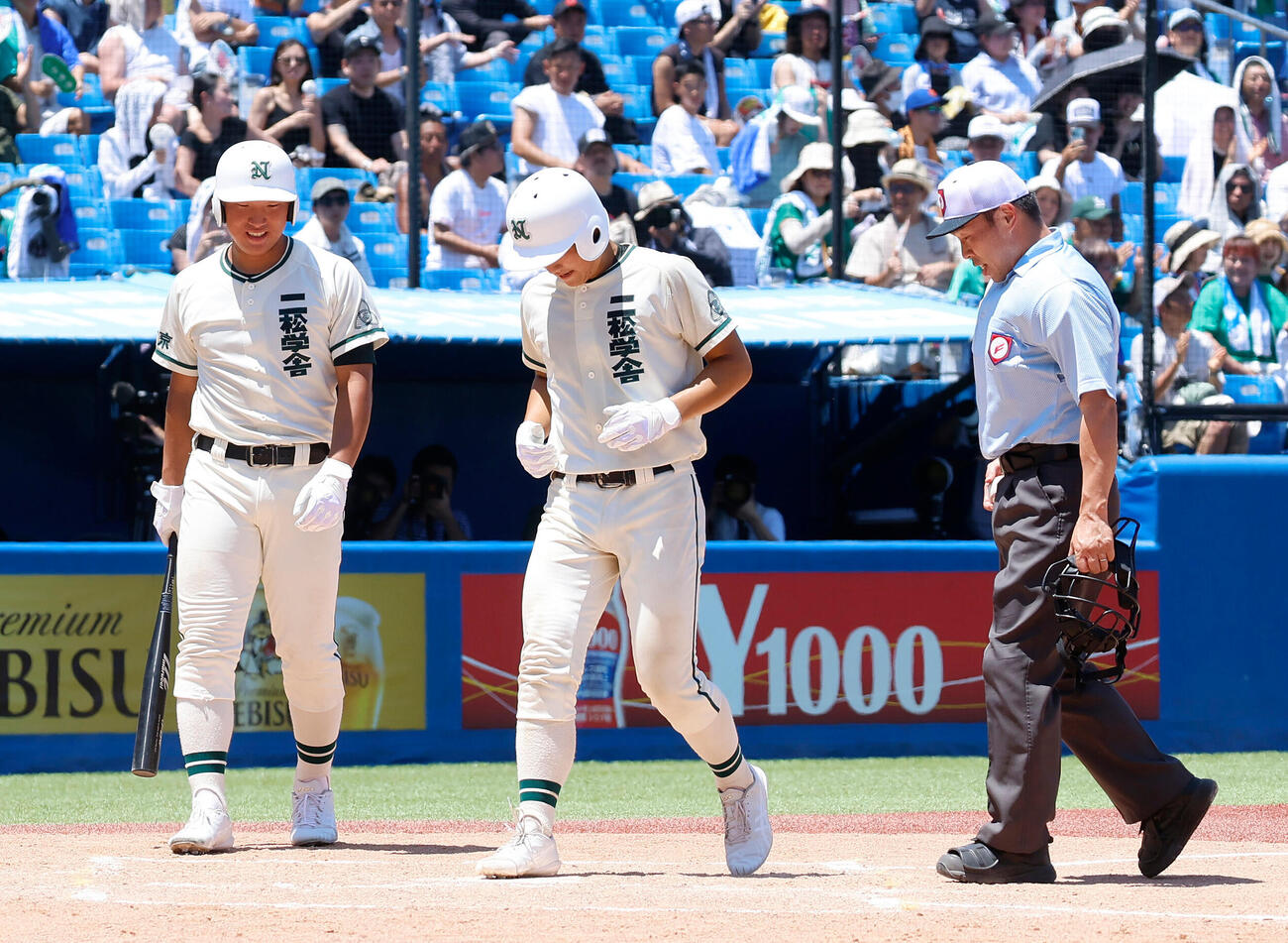 二松学舎大付対帝京　3回表二松学舎大付1死、左越えに本塁打を放ち笑顔で生還する二松学舎大付・佐南健生（中央）（撮影・山本朝陽）
