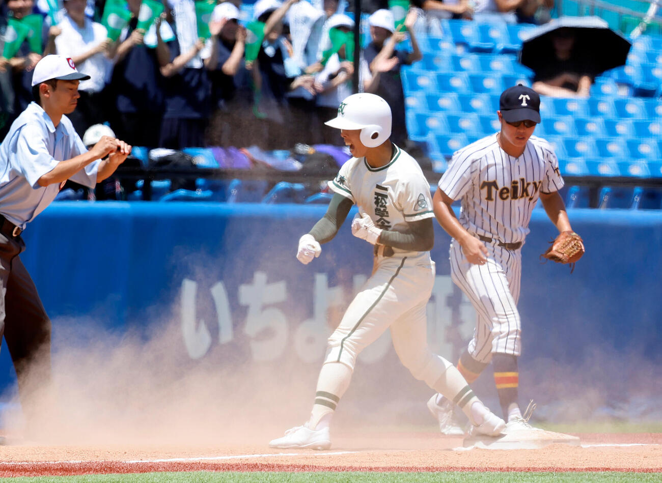 二松学舎大付対帝京　1回表二松学舎大付無死二塁、左中間に先制の適時三塁打を放ち、ベンチに向かって雄たけびをあげる二松学舎大付・岡野大陽（中央）（撮影・山本朝陽）