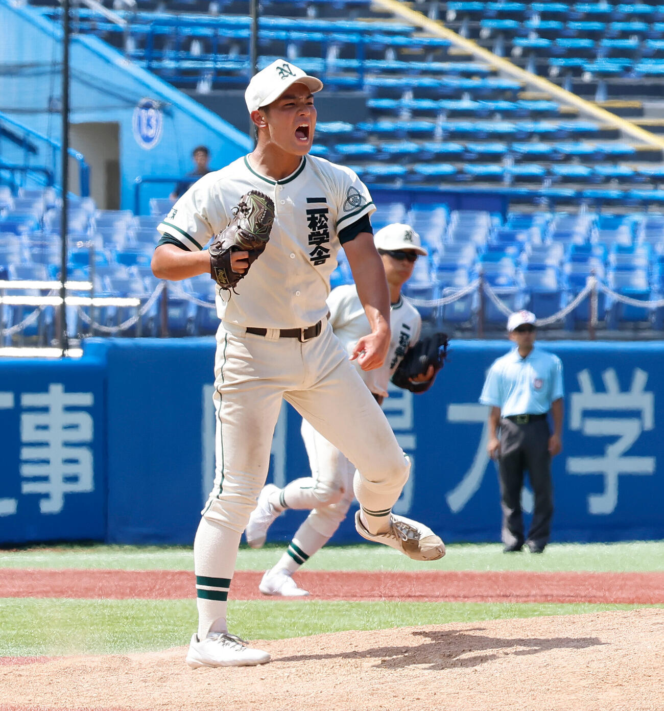 二松学舎大付対帝京　9回無死一塁、併殺打に打ち取りガッツポーズをしながら雄たけびをあげる二松学舎大付・川島連十（撮影・山本朝陽）