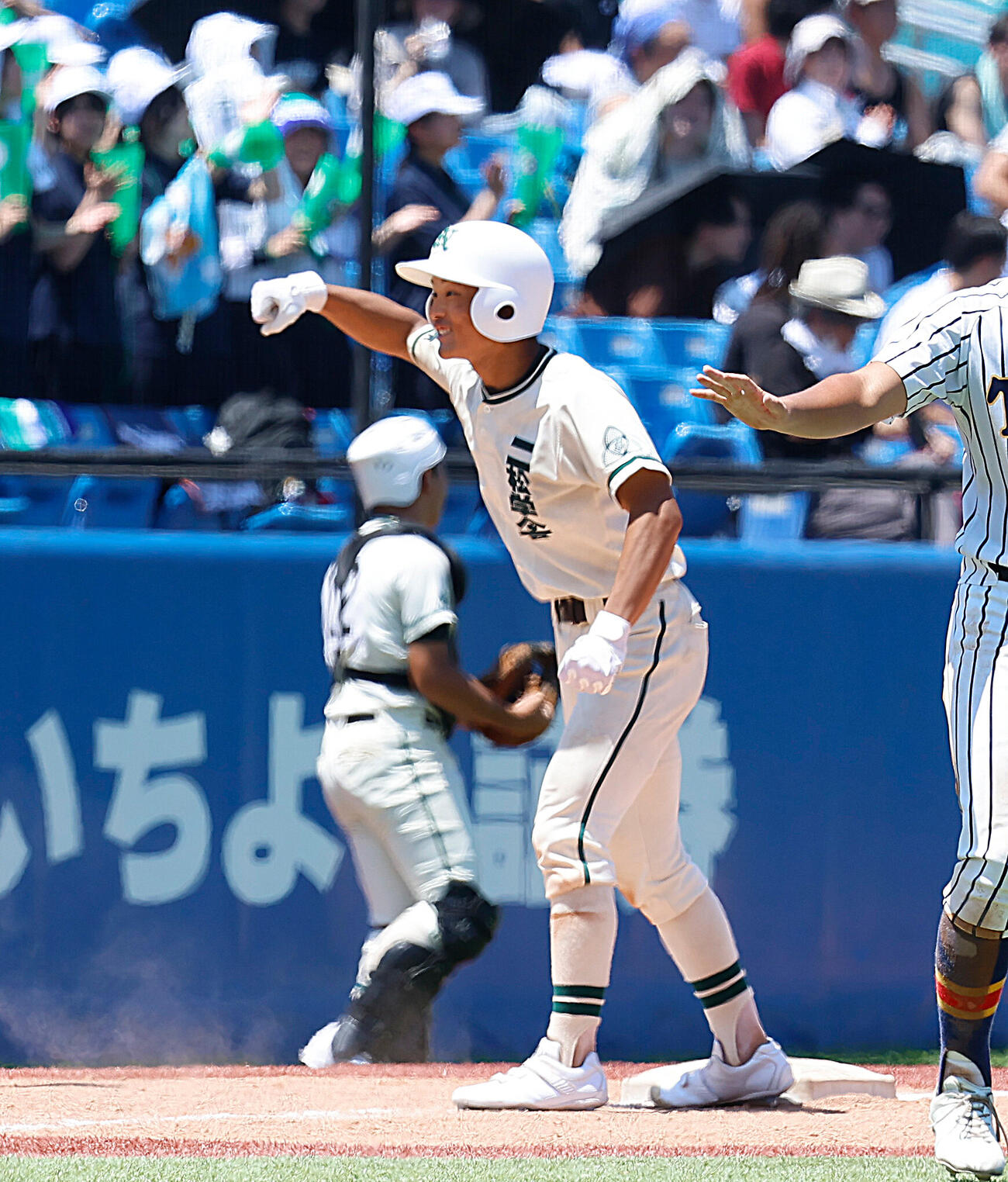 二松学舎大付対帝京　5回表二松学舎大付2死二塁、右中間へ適時三塁打を放ち、雄たけびをあげる二松学舎大付・納崎塁斗（撮影・山本朝陽）