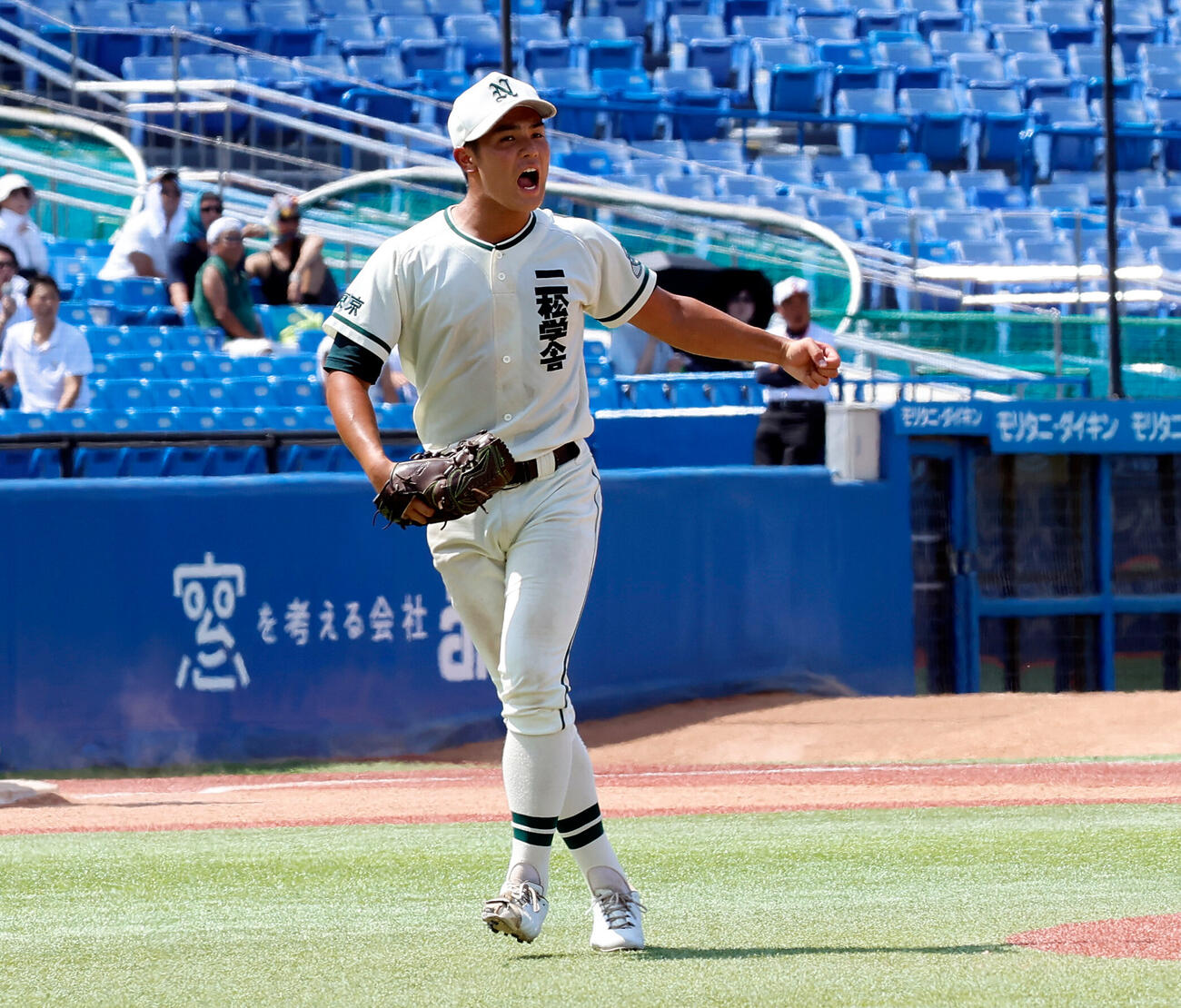 二松学舎大付対帝京　9回を投げきり、完投勝利した二松学舎大付・川島連十は雄たけびをあげる（撮影・山本朝陽）