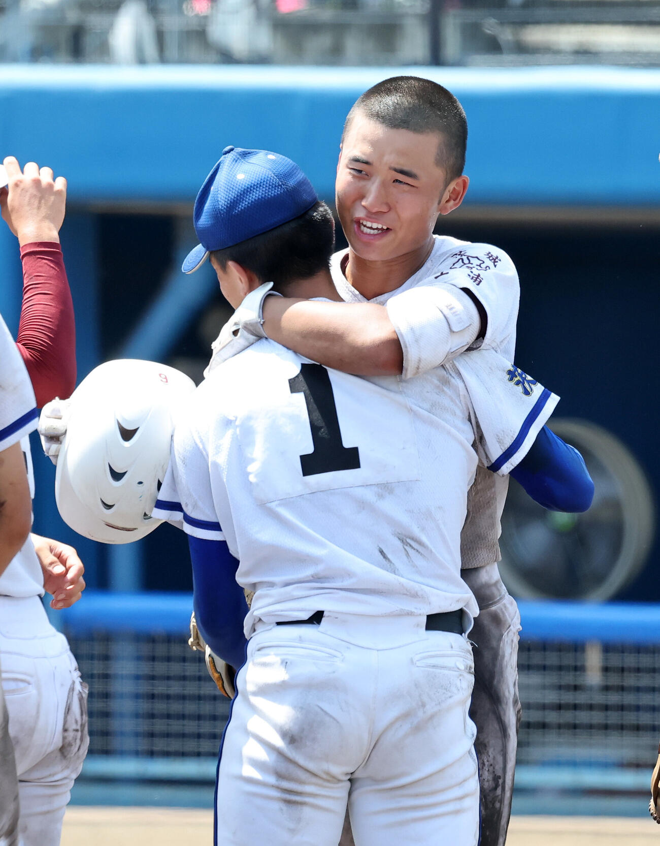 霞ケ浦対常総学院　試合後、霞ケ浦・稲山幸汰（手前）と抱き合う常総学院・水口煌太朗（撮影・鈴木正人）