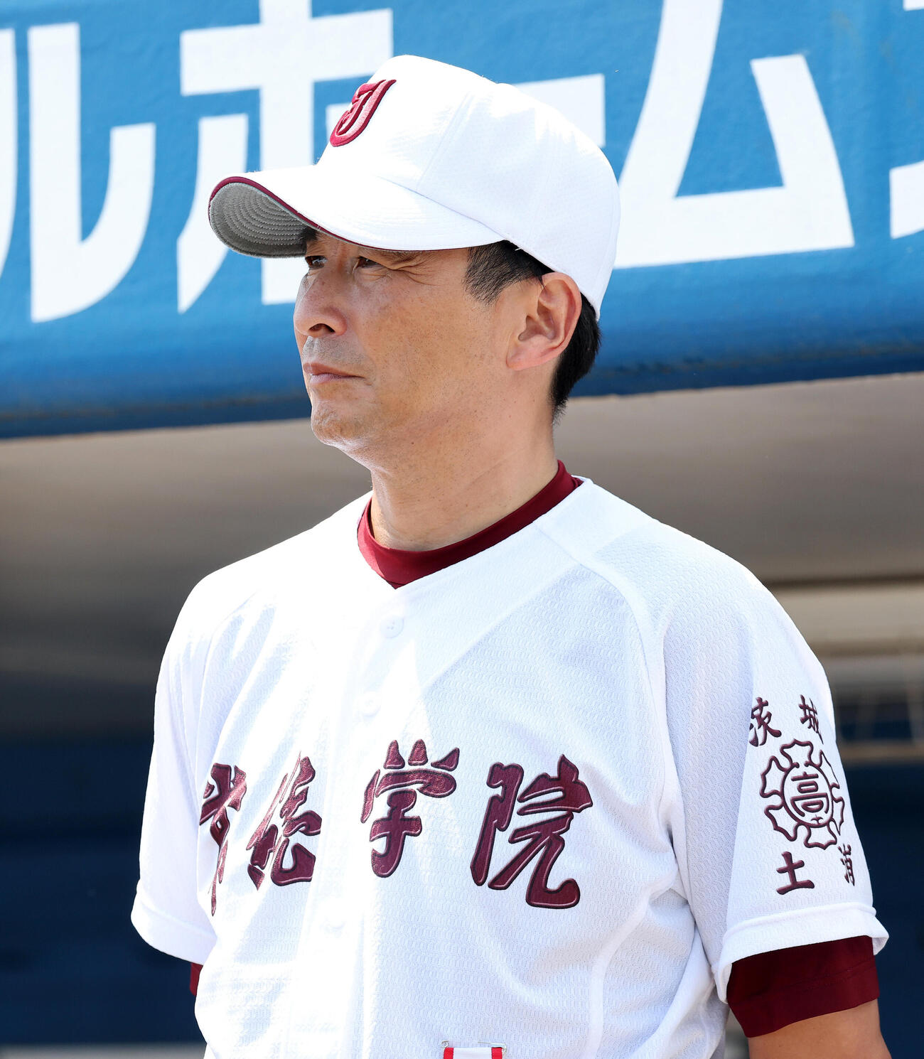 霞ケ浦対常総学院　表彰式を見つめる常総学院・島田直也監督（撮影・鈴木正人）
